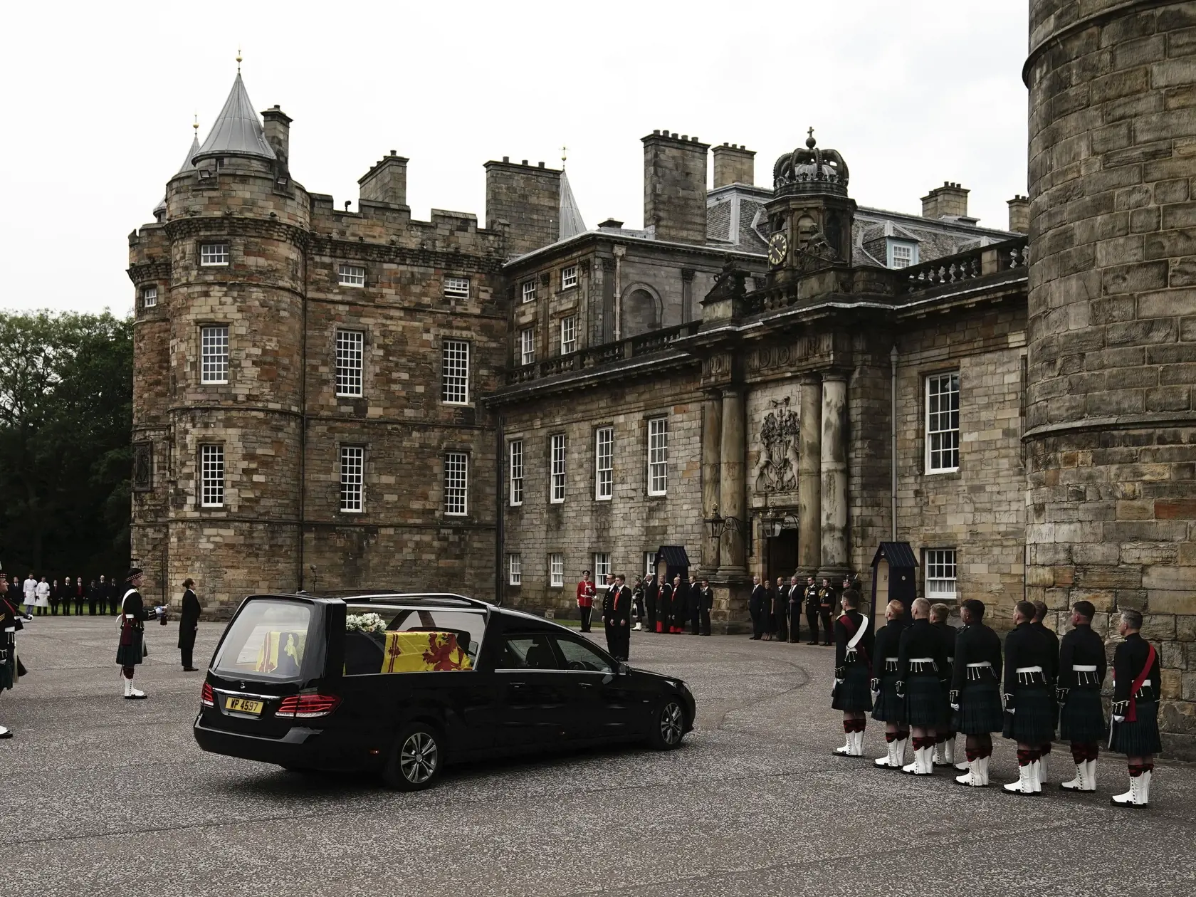 PK 105 Edinburgh - Na snímke pohrebné vozidlo vezie rakvu s pozostatkami zosnulej britskej kráľovnej Alžbety II. ku zámku Holyrood v Edinburghu 11. septembra 2022. Rakva s pozostatkami zosnulej britskej kráľovnej Alžbety II. v nedeľu dorazila na zámok Holyrood v Edinburghu, ktorý je oficiálnym sídlom britského panovníka v Škótsku. Od štvrtka sa rakva nachádzala na Balmorale, kde sa s kráľovnou mohli rozlúčiť jej najbližší príbuzní. FOTO TASR/AP

The hearse carrying the coffin of Queen Elizabeth 