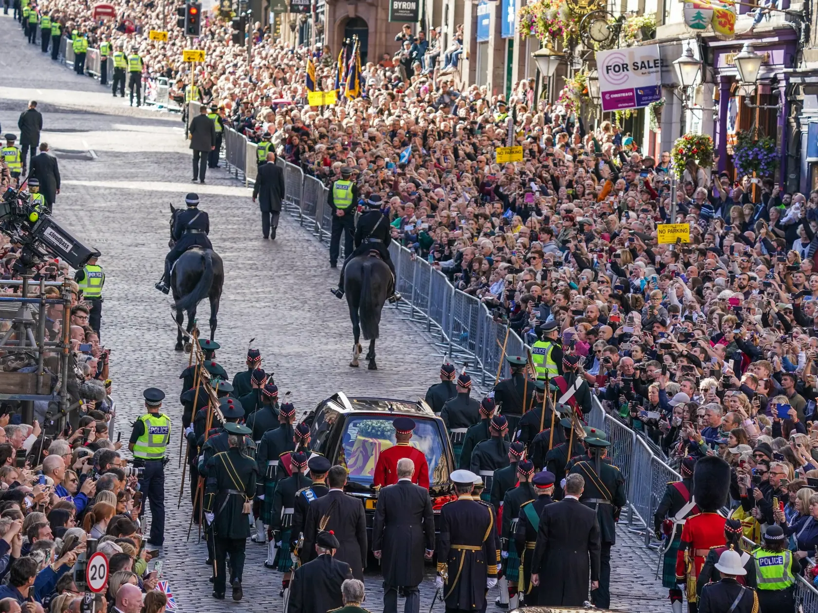 Jedným z najvýznamnejších momentov sa však stal dnešok, keď nový britský kráľ Charles III. v sprievode svojich troch súrodencov, princeznej Anne, princa Edwarda a princa Andrewa kráčal ulicami Edinburghu za rakvou svojej zosnulej matky kráľovnej Alžbety II.