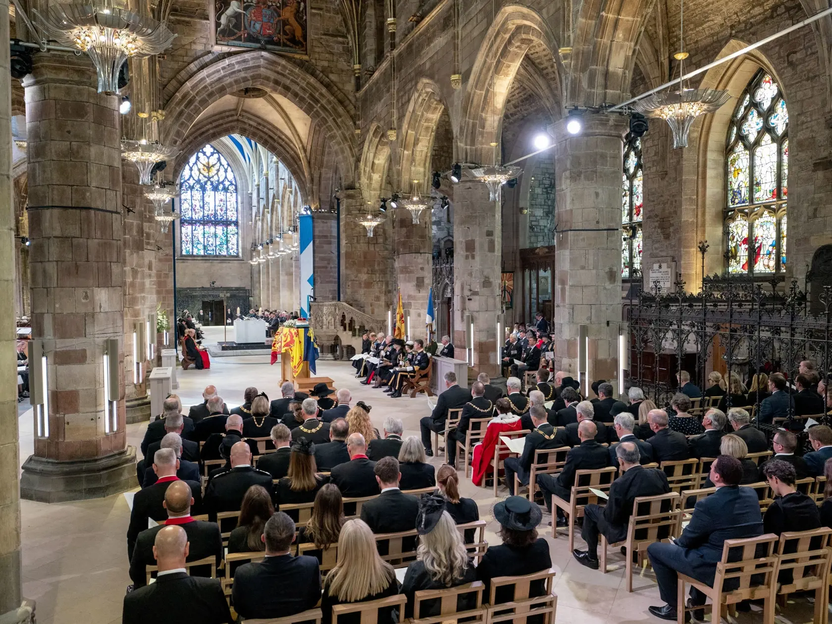 WA 64 Edinburgh - Prítomní sa účastnia na bohoslužbe pripomínajúcej život zosnulej britskej kráľovnej Alžbety II. v Katedrále svätého Egídia v škótskom Edinburghu v pondelok 12. septembra 2022. Rakva so zosnulou kráľovnou bude v Edinburghu vystavená na 24 hodín so štátnymi poctami. V utorok ju majú previezť do Londýna. Alžbeta II. zomrela vo štvrtok 8. septembra vo veku 96 rokov. Vládla od roku 1952. Pohreb sa uskutoční 19. septembra vo Westminsterskom opátstve v Londýne. FOTO TASR/AP 

People a