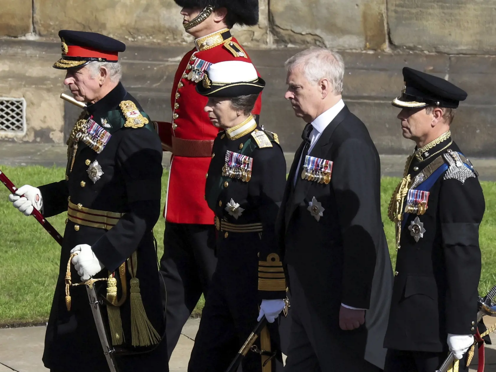 WA 15 Edinburgh - Na snímke zľava britský kráľ Karol III. (vľavo) a jeho súrodenci - princezná Anna a princovia Andrew a Edward kráčajú za pohrebným vozom, ktorý preváža rakvu s pozostatkami ich matky - britskej kráľovnej Alžbety II. počas smútočného sprievodu zo zámku Holyrood do Katedrály svätého Egídia v škótskom Edinburghu v pondelok 12. septembra 2022. Rakva so zosnulou kráľovnou bude v Edinburghu vystavená na 24 hodín so štátnymi poctami. V utorok ju majú previezť do Londýna. Alžbeta II. z