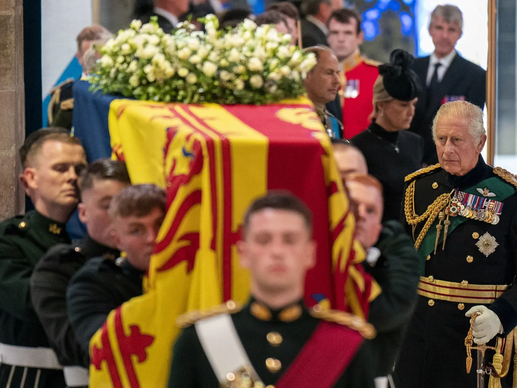WA 61 Edinburgh - Britský kráľ Karol III. (vpravo) kráča za rakvou s pozostatkami svojej matky - britskej kráľovnej Alžbety II. - v Katedrále svätého Egídia v škótskom Edinburghu v pondelok 12. septembra 2022. Rakva so zosnulou kráľovnou bude v Edinburghu vystavená na 24 hodín so štátnymi poctami. V utorok ju majú previezť do Londýna. Alžbeta II. zomrela vo štvrtok 8. septembra vo veku 96 rokov. Vládla od roku 1952. Pohreb sa uskutoční 19. septembra vo Westminsterskom opátstve v Londýne. FOTO TA