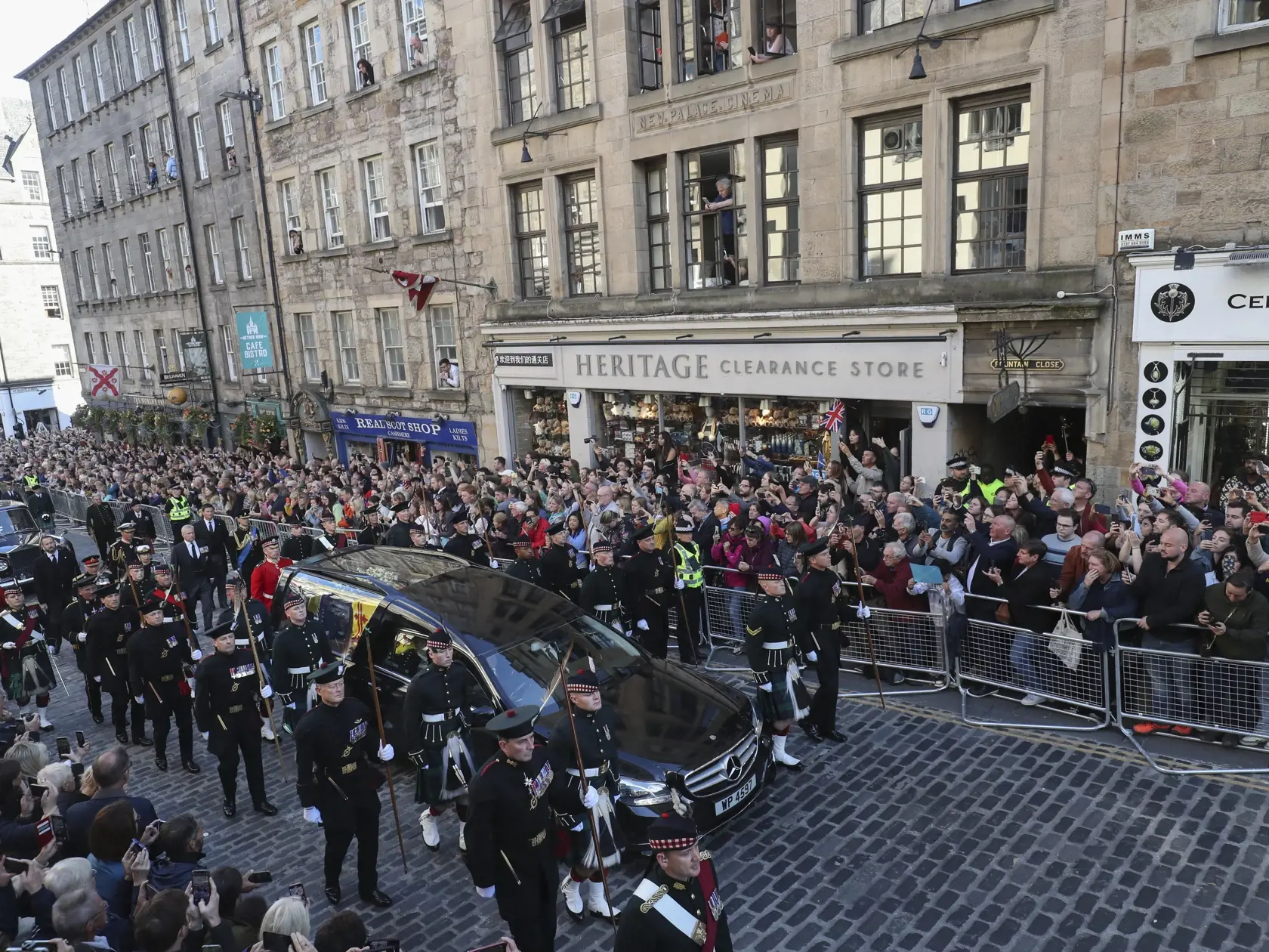 WA 18 Edinburgh - Pohrebný voz preváža rakvu s pozostatkami  britskej kráľovnej Alžbety II. počas smútočného sprievodu zo zámku Holyrood do Katedrály svätého Egídia v škótskom Edinburghu v pondelok 12. septembra 2022. Rakva so zosnulou kráľovnou bude v Edinburghu vystavená na 24 hodín so štátnymi poctami. V utorok ju majú previezť do Londýna. Alžbeta II. zomrela vo štvrtok 8. septembra vo veku 96 rokov. Vládla od roku 1952. Pohreb sa uskutoční 19. septembra vo Westminsterskom opátstve v Londýne.