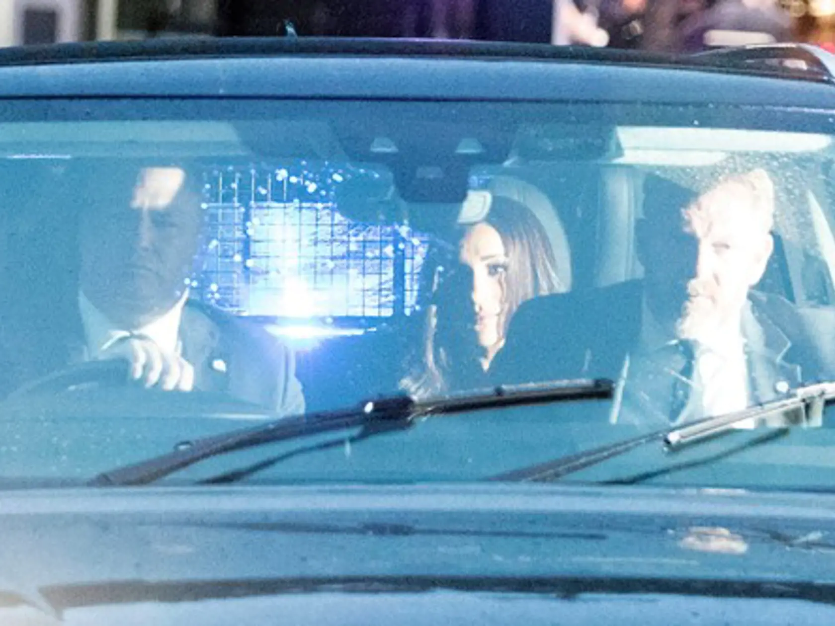 Meghan s Harrym boli zachytení na fotografiách po ceste do paláca. V aute sedeli mlčky a snažili sa potlačiť emócie.
