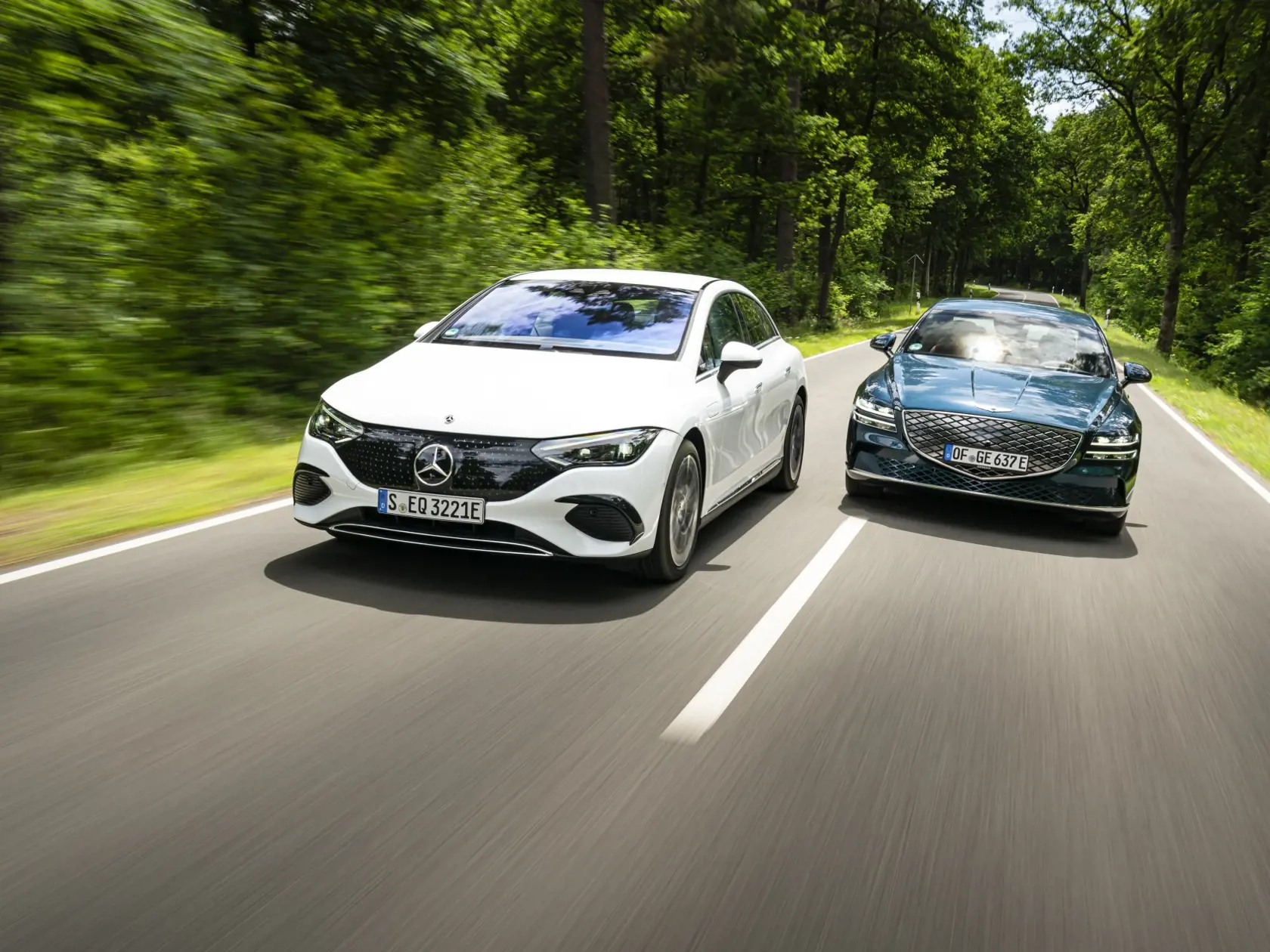 Genesis G80 a Mercedes EQE 350 pri spoločnej jazde.