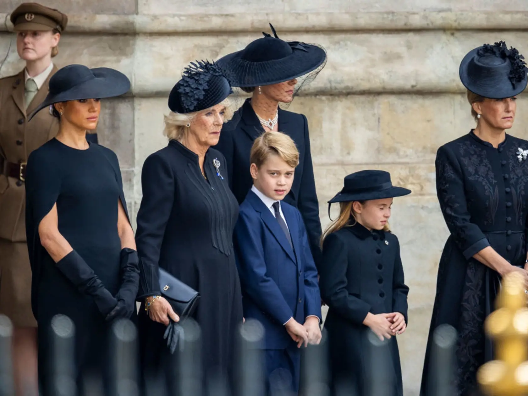 Rozlúčiť sa s kráľovnou prišli aj 9-ročný princ George a jeho o dva roky mladšia sestra Charlotte.