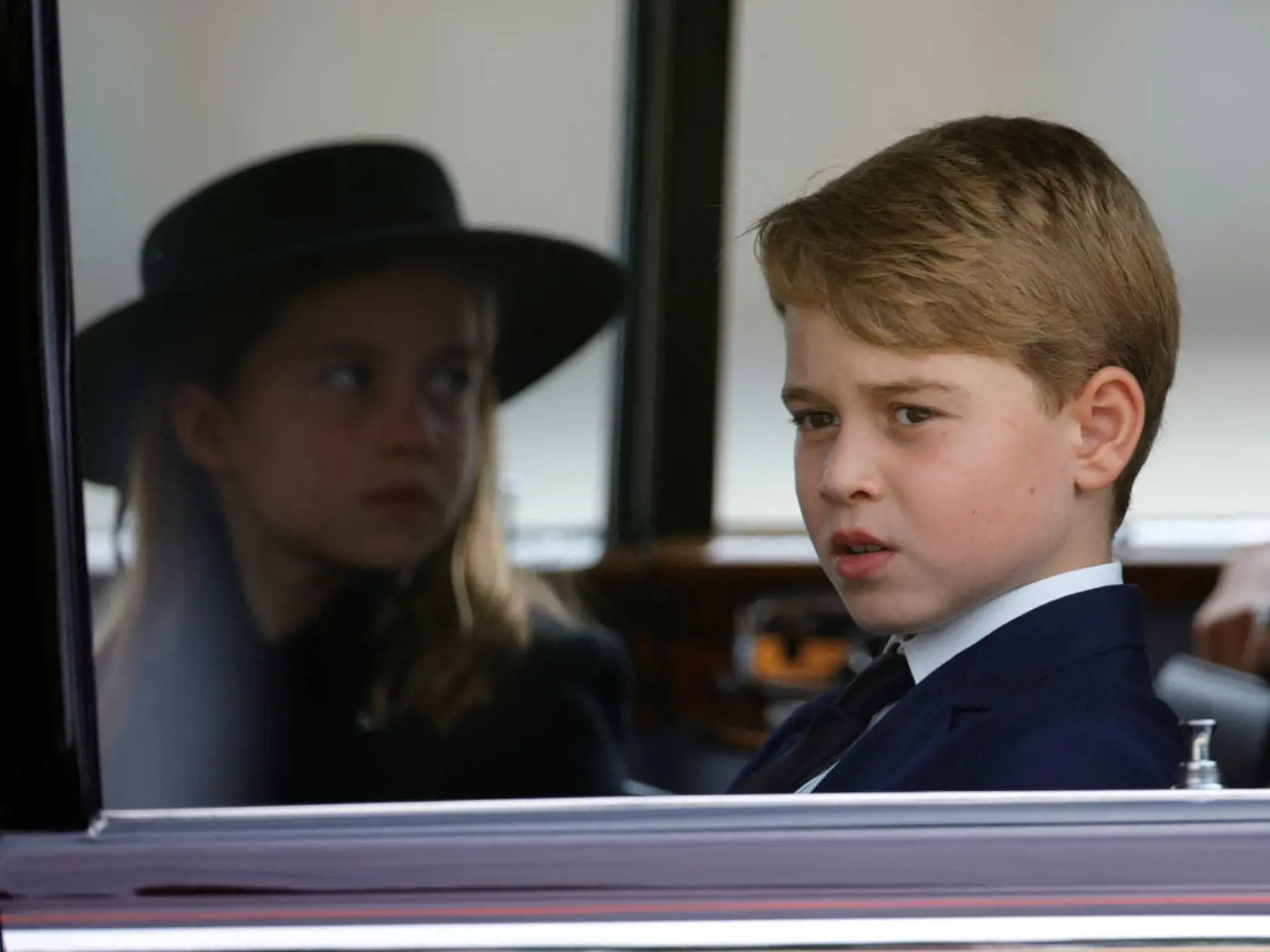 Rozlúčiť sa s kráľovnou prišli aj 9-ročný princ George a jeho o dva roky mladšia sestra Charlotte.