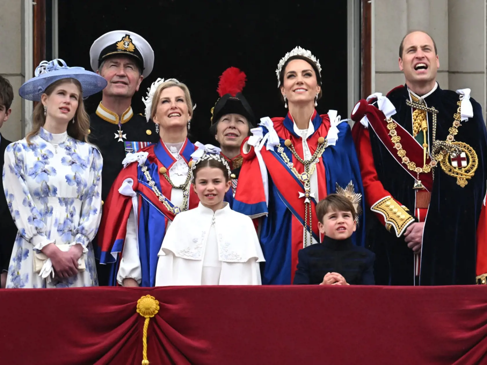 Princ Louis predviedol počas korunovácie plejádu grimás.