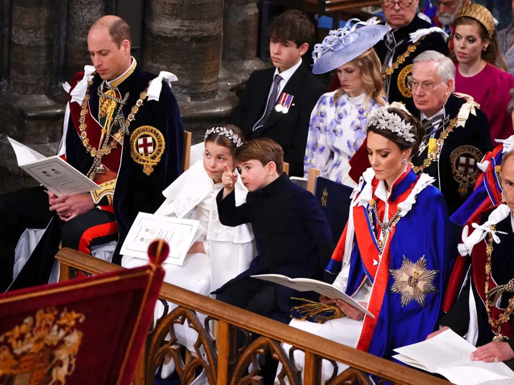 Princ Louis predviedol počas korunovácie plejádu grimás.