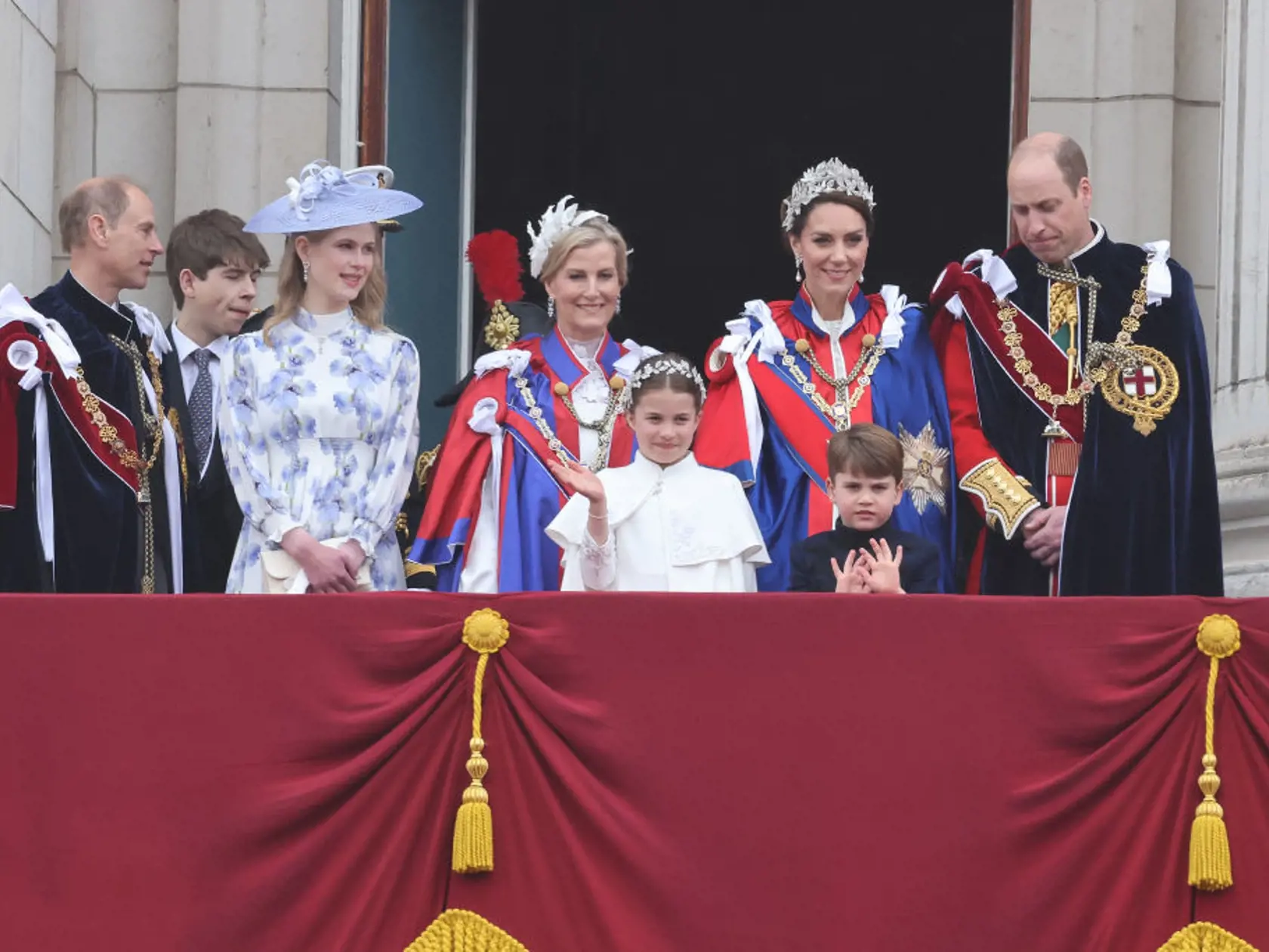 Princ Louis predviedol počas korunovácie plejádu grimás.