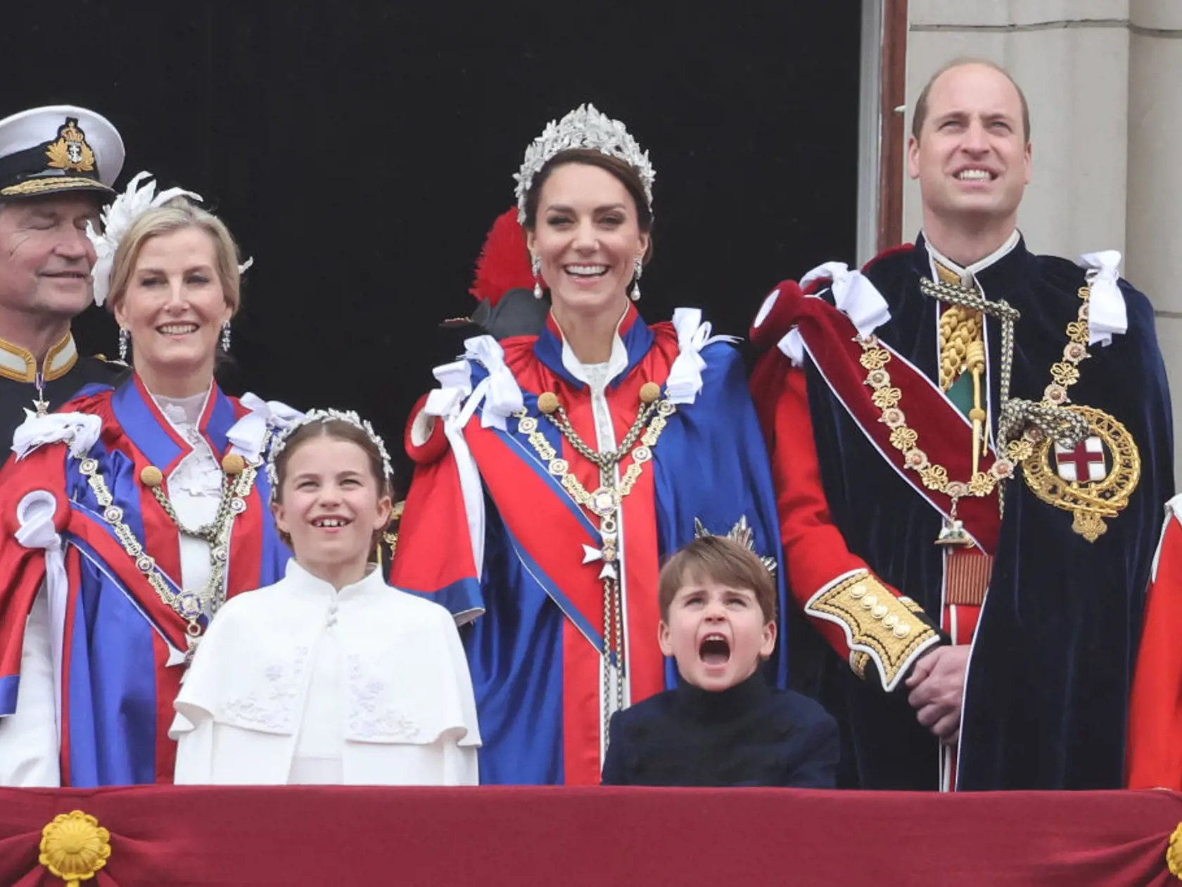 Princ Louis predviedol počas korunovácie plejádu grimás.