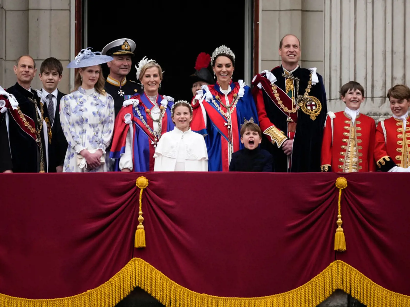 Princ Louis predviedol počas korunovácie plejádu grimás.