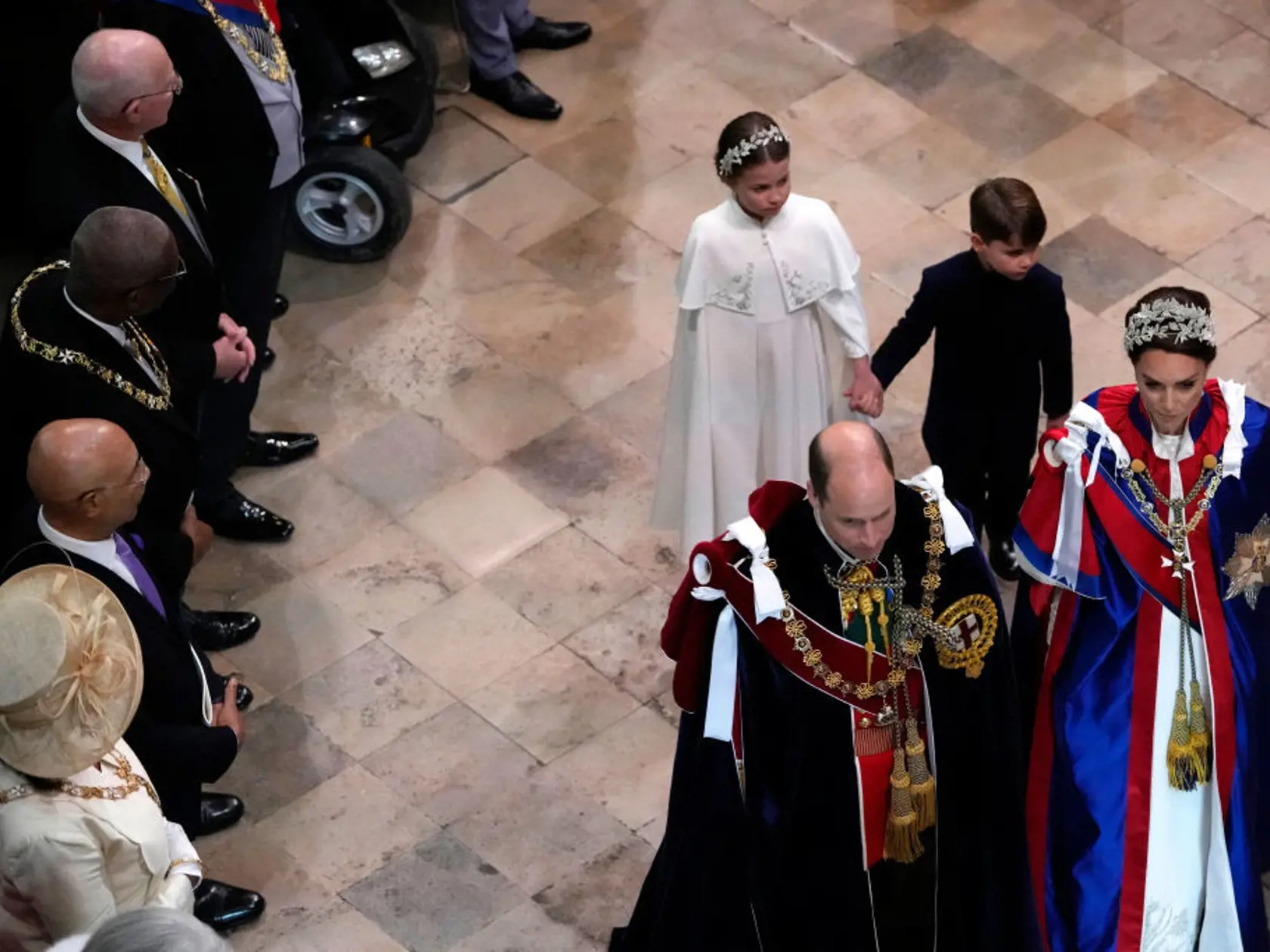 Princa Louisa držala staršia sestra, princezná Charlotte, za ruku.