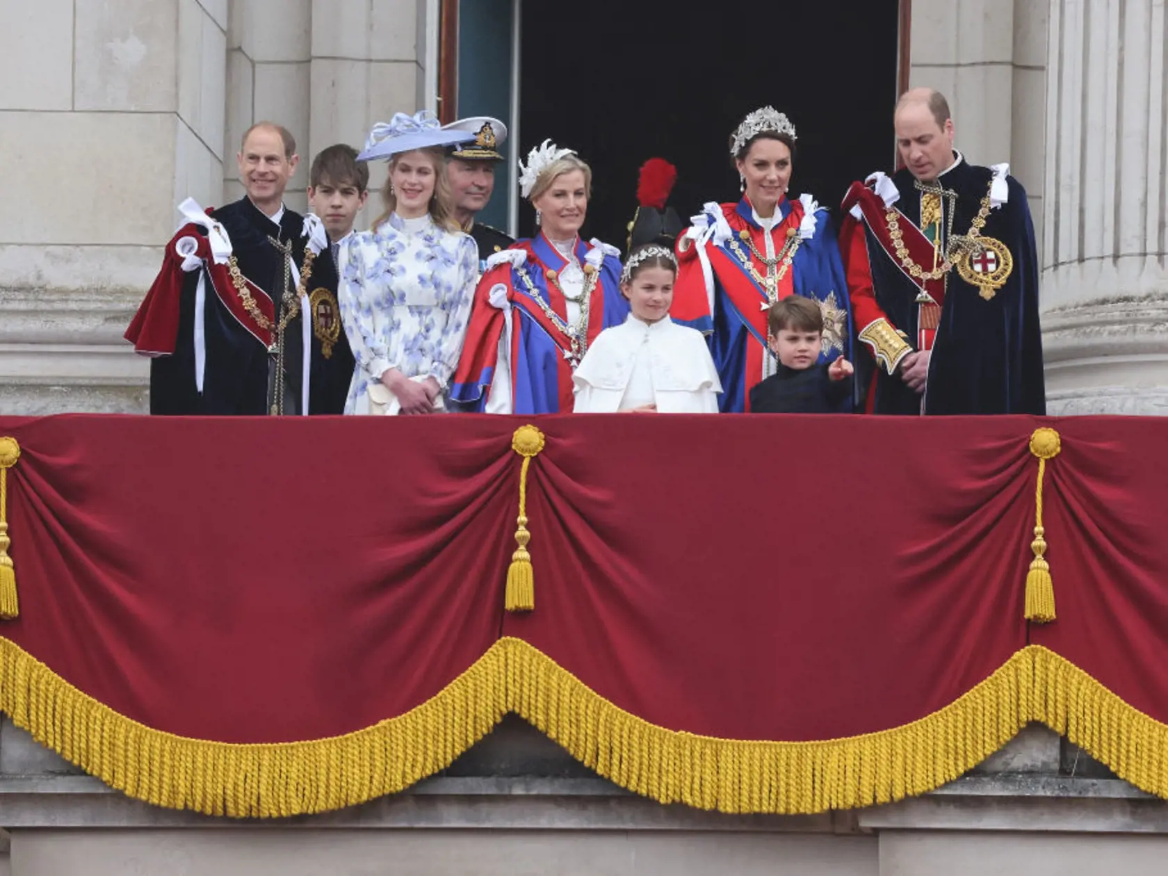 Princ Louis predviedol počas korunovácie plejádu grimás.