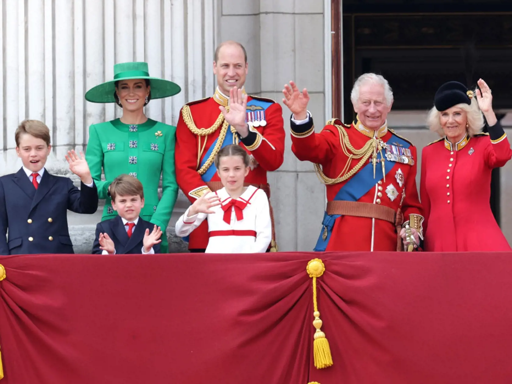 Upcyklované šaty: Biele šaty, ktoré mala princezná Charlotte na korunovácii Karola III. pravdepodobne využila aj na prehliadke Trooping the Colour, kde na ne pridali golier a červený opasok.