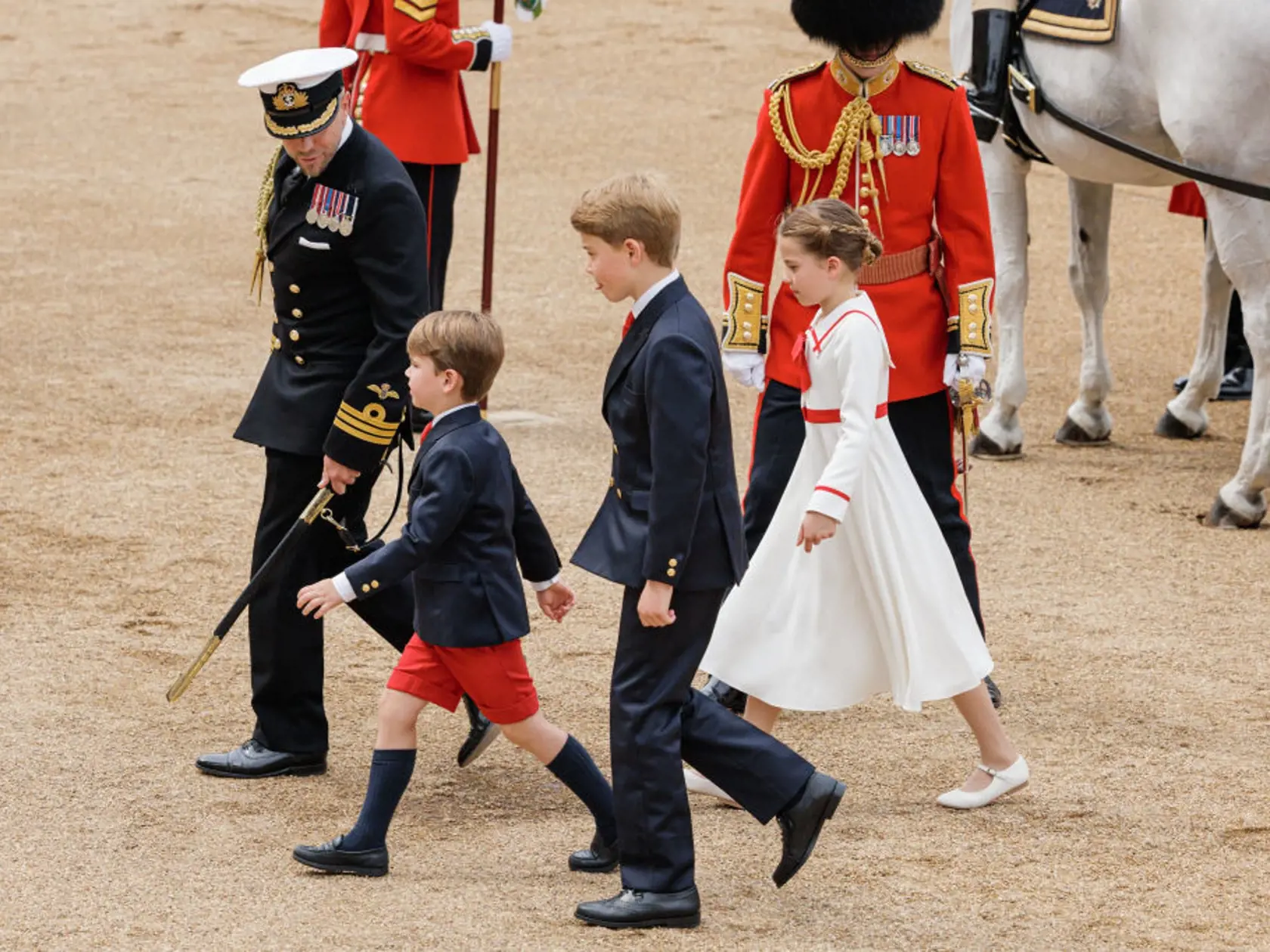 Upcyklované šaty: Biele šaty, ktoré mala princezná Charlotte na korunovácii Karola III. pravdepodobne využila aj na prehliadke Trooping the Colour, kde na ne pridali golier a červený opasok.