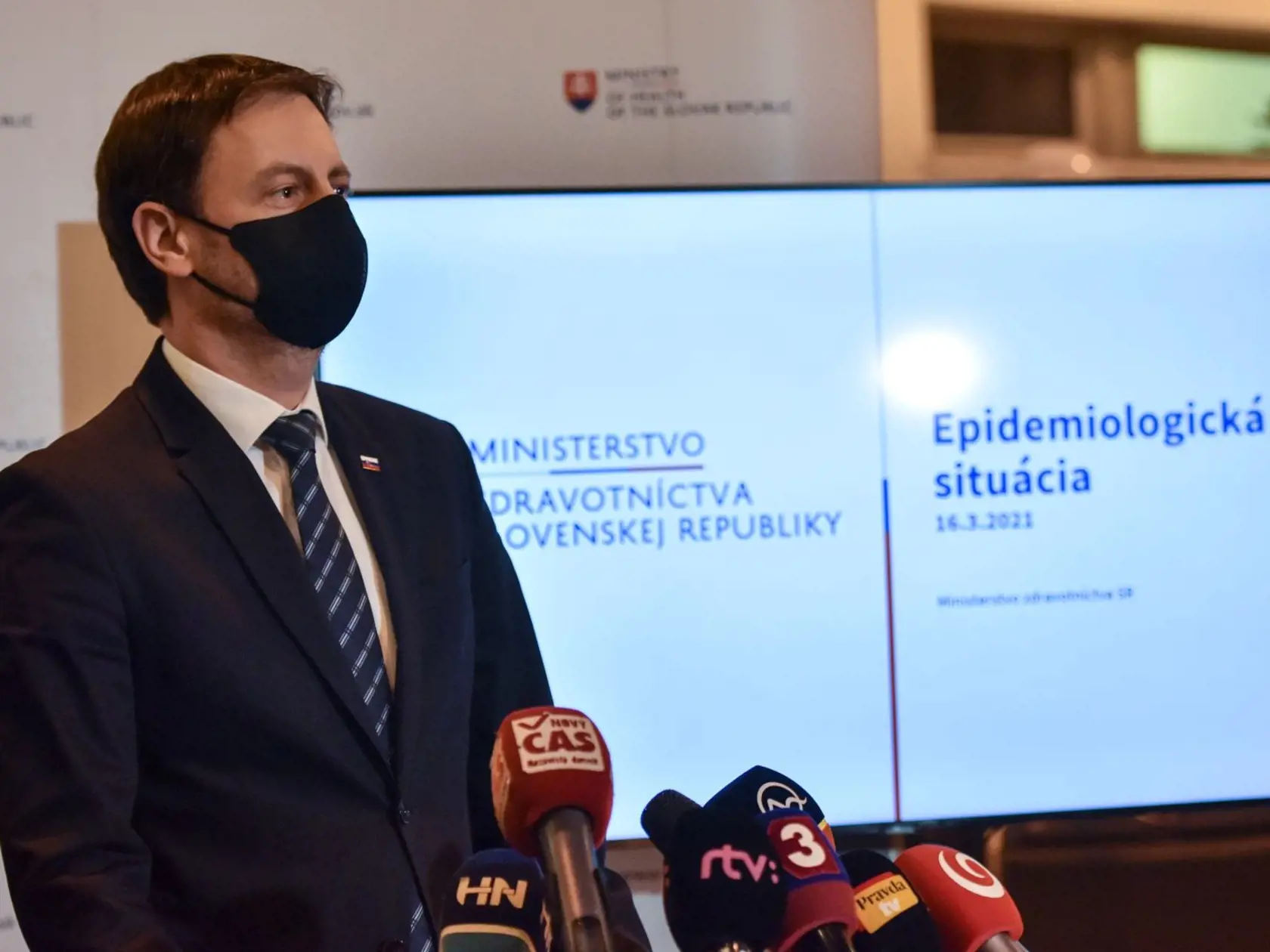 Milý odkaz: "Verím, že vaša zodpovednosť a obeta nás k tomu rýchlo privedie. Aj preto si dovolím povedať, že stojí za to. Prajem vám pokojnú Veľkú noc!," píše Heger na záver svojho statusu.