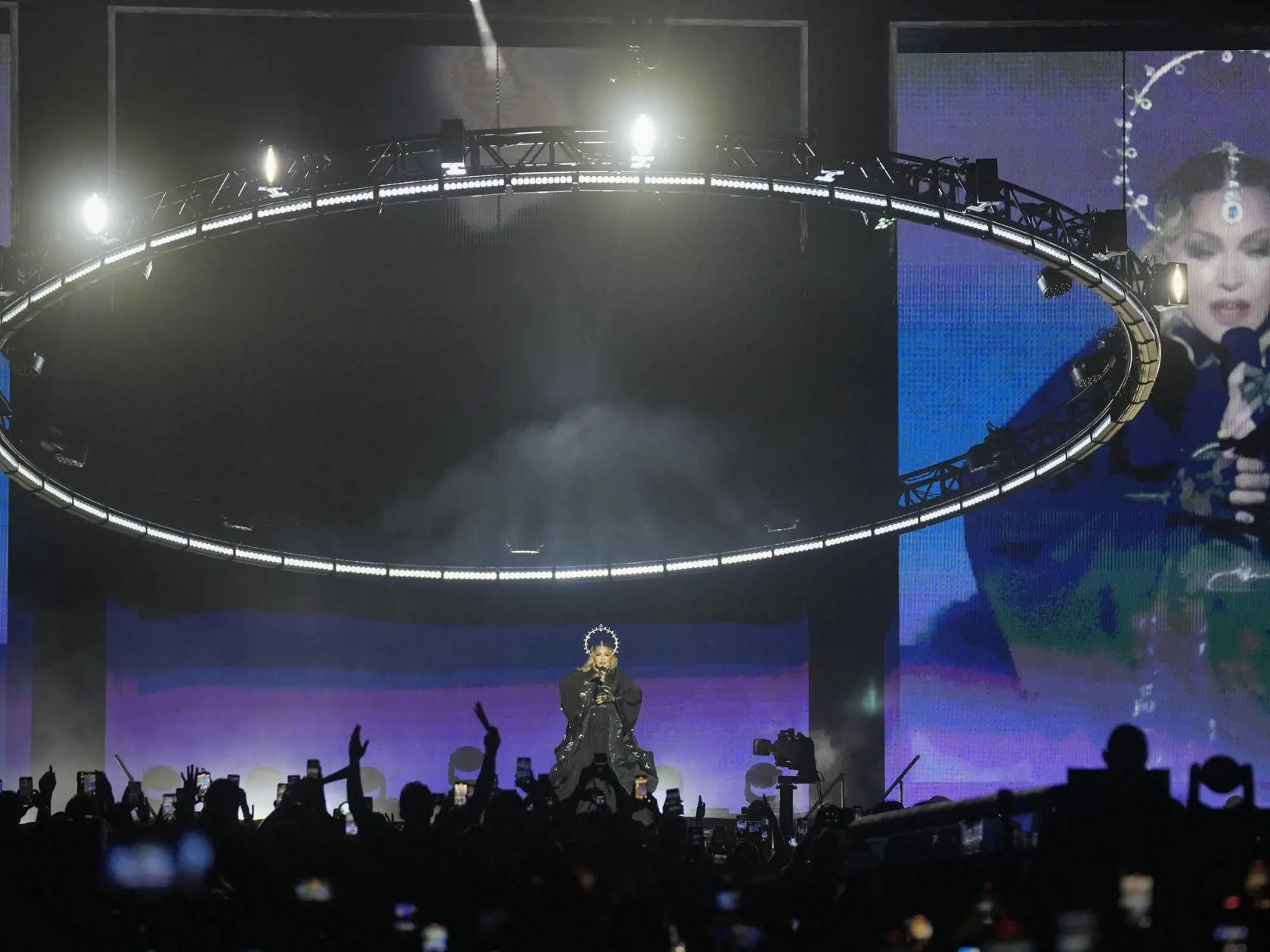Americká speváčka  Madonna vystupuje počas bezplatného koncertu
na pláži Copacabana v brazílskom Riu de Janeiro v sobotu 4. mája 2024. Brazílsky koncert uzavrel turné Celebration, ktoré kráľovná popu odštartovala vlani v októbri v Londýne. FOTO TASR/AP