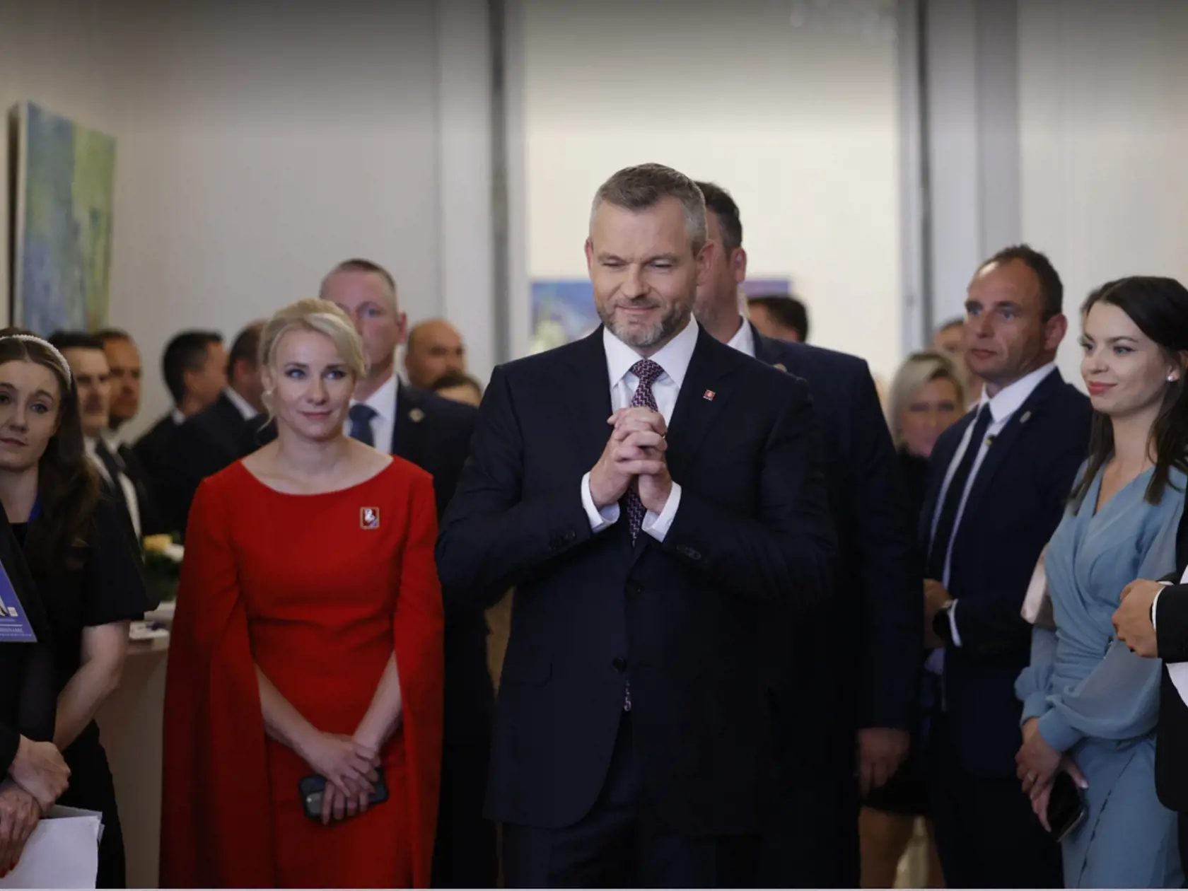 Peter Pellegrini prichádza na inaugurácii v spoločnosti hovorkyne Patrície Medveď Macíkovej.
