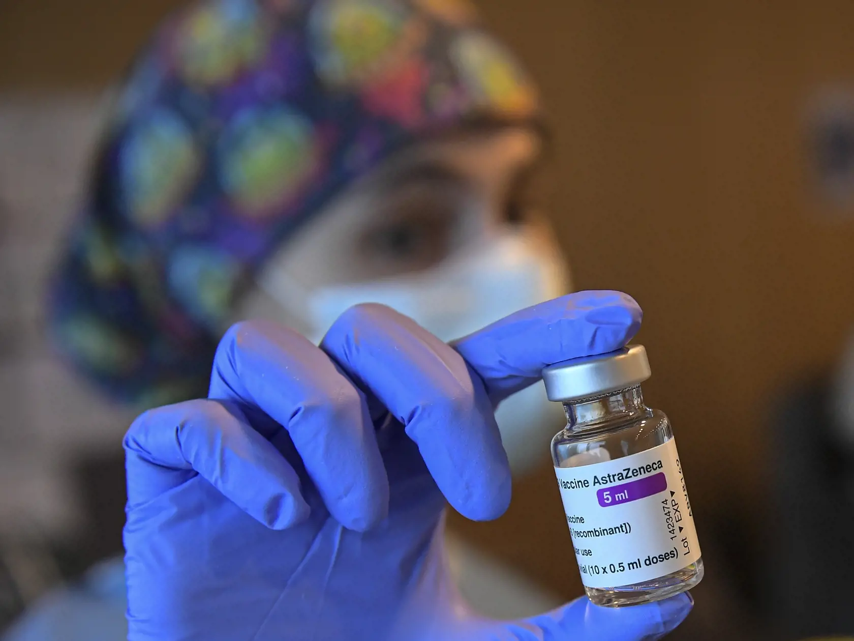 Zdravotníčka drží v ruke ampulku s vakcínou spoločnosti AstraZeneca proti ochoreniu Covid-19.