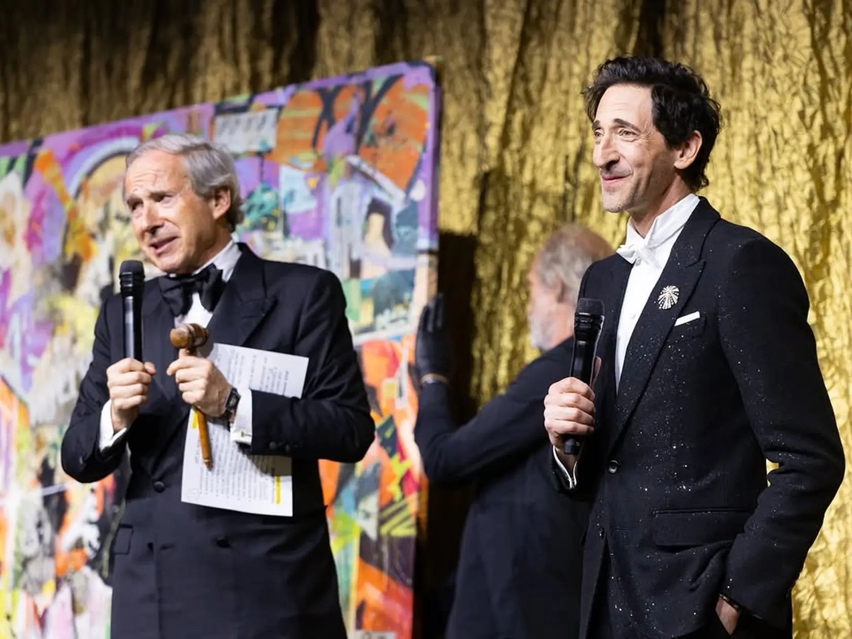 Adrien Brody poskytol do dražby svoj obraz. Jeho dielo sa predalo za 425 000 dolárov na galavečere amfAR v Cannes, ktorý bol určený na zbierku finančných prostriedkov na výskum AIDS.