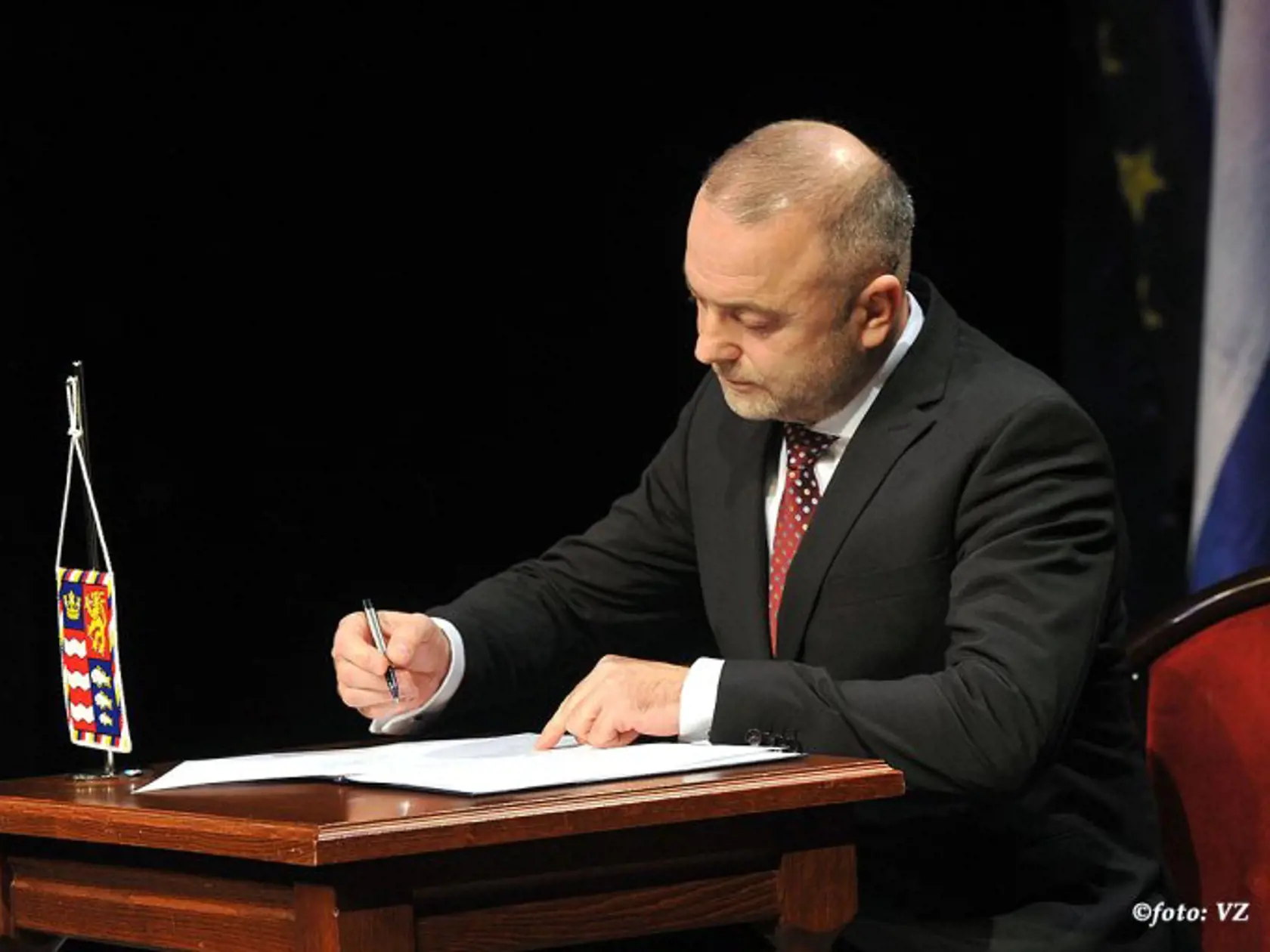 Jozef Kičura - jeho firma v roku 2002 sprivatizovala autobusovú dopravnú spoločnosť. Zamestnanci SAD Prešov, ktorej bol generálnym riaditeľom, boli viackrát v štrajkovej pohotovosti. V roku 2017 bol J. Kičura zvolený  za krajského poslanca.