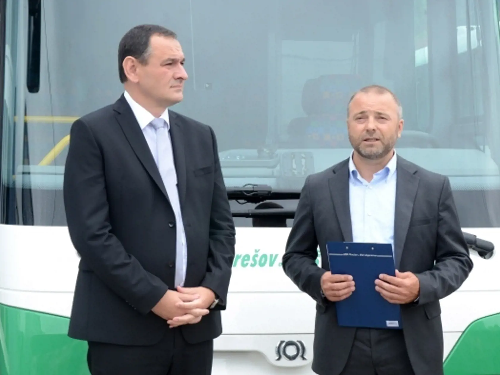 Jozef Kičura - jeho firma v roku 2002 sprivatizovala autobusovú dopravnú spoločnosť. Zamestnanci SAD Prešov, ktorej bol generálnym riaditeľom, boli viackrát v štrajkovej pohotovosti. V roku 2017 bol J. Kičura zvolený  za krajského poslanca.Kičura zvolený  za krajského poslanca.  Na snímke s bývalým predsedom Prešovského samosprávneho kraja (PSK) Petrom Chudíkom. PSK vykrývalo SAD-ke straty v prímestskej autobusovej doprave.