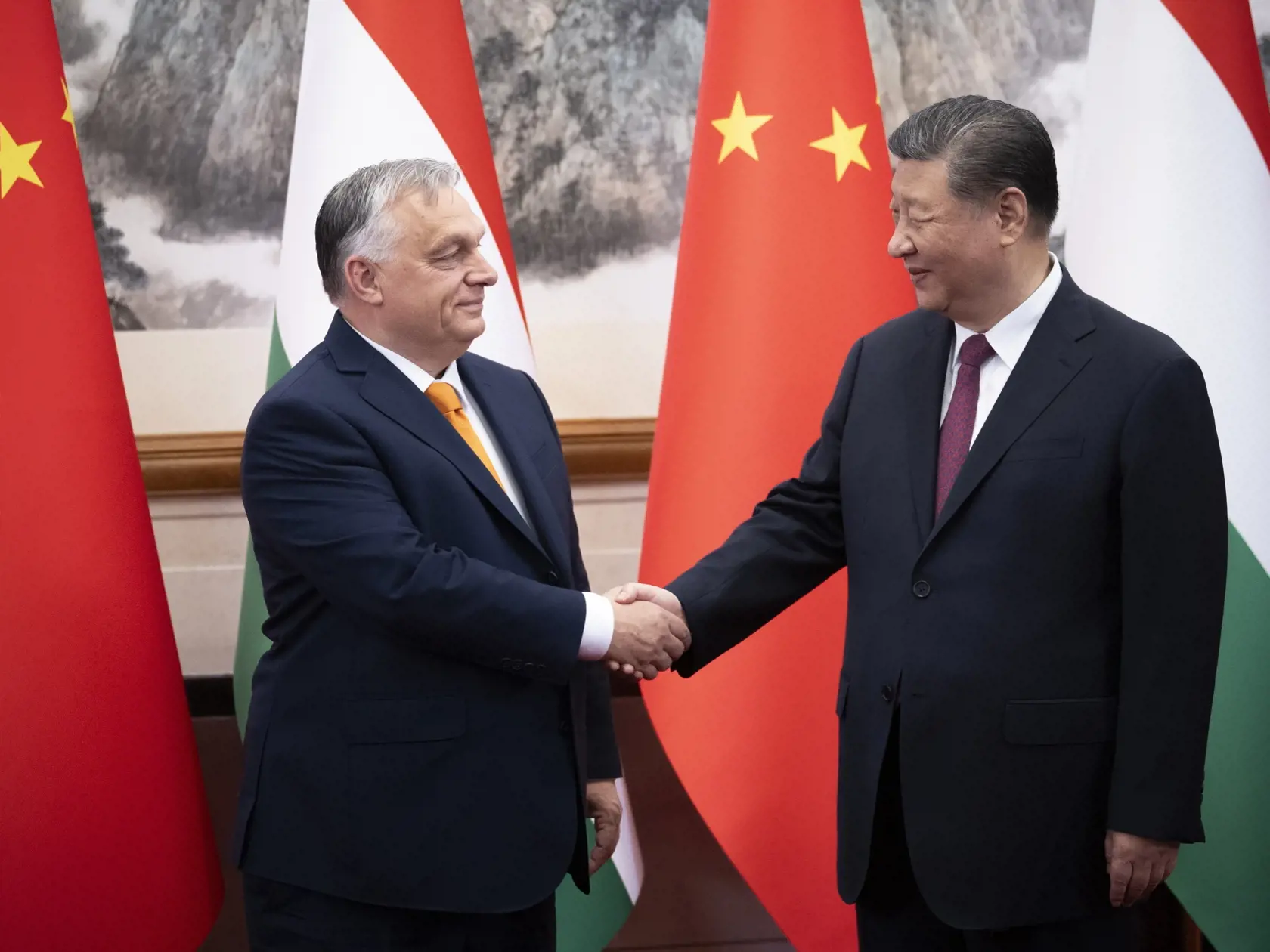 WA 13 Peking - Maďarský premiér Viktor Orbán (vľavo) a čínsky prezident Si Ťin-pching pózujú počas stretnutia v Pekingu v pondelok 8. júla 2024. Čínsky prezident Si Ťin-pching sa v Pekingu stretol s maďarským premiérom Viktorom Orbánom, ktorý do krajiny pricestoval na vopred neohlásenú návštevu v pondelok 8. júla 2024. Maďarského premiéra sprevádza v Pekingu minister zahraničných vecí Péter Szijjártó. Jeho rezort koncom minulého týždňa zrušil stretnutie Szijjártóa so šéfkou nemeckej diplomacie A