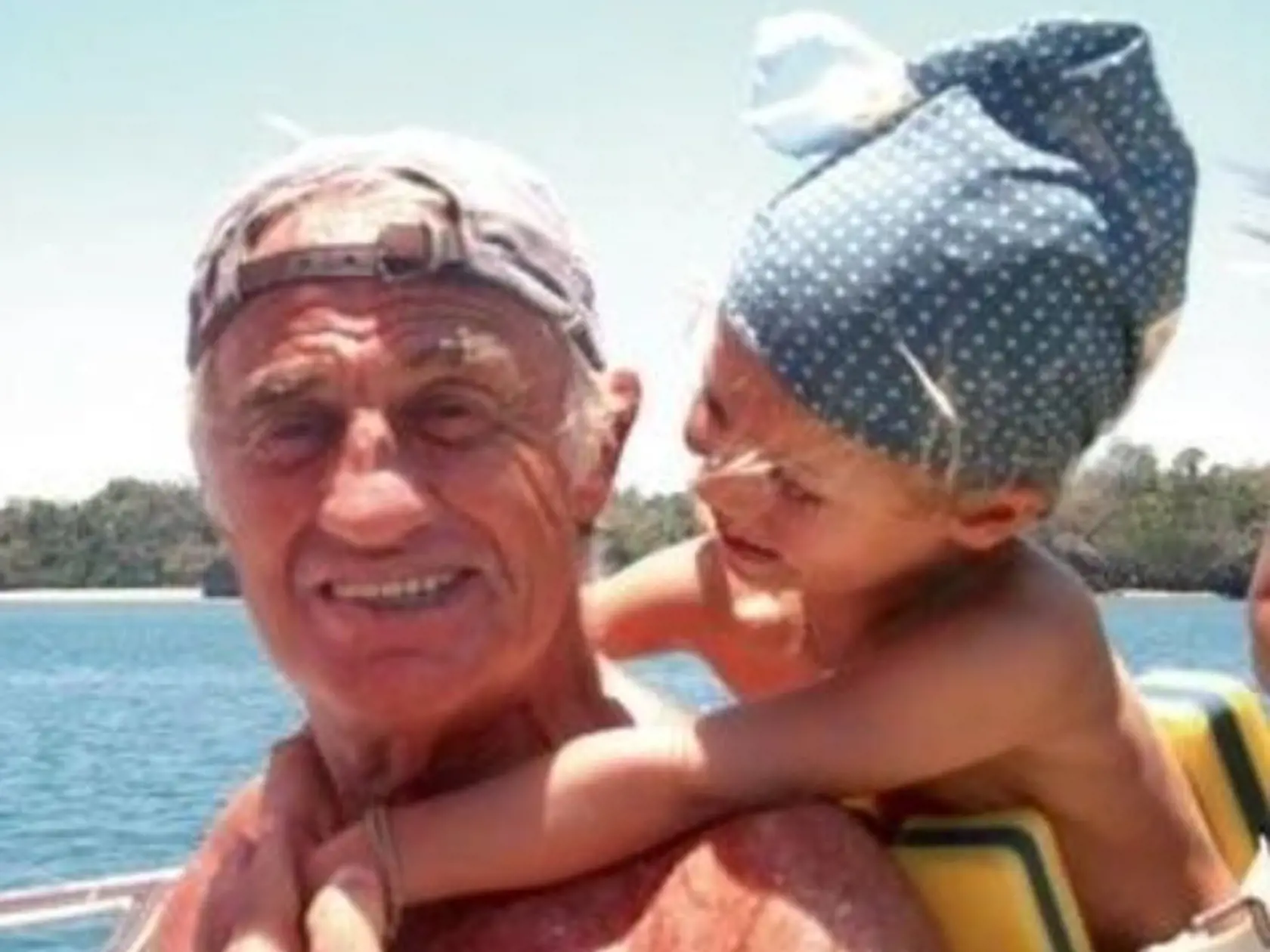 Keď mal Jean-Paul Belmondo 70 rokov, ukázal svetu, že muž v jeho rokoch nemusí patriť do starého železa a stále môže mať dostatok libida na počatie potomka. 13. augusta 2003 sa Jeanovi a jeho poslednej manželke Natty  narodila dcéra Stella Eva Angelina, ktorá za uplynulé roky vyrástla do krásy.