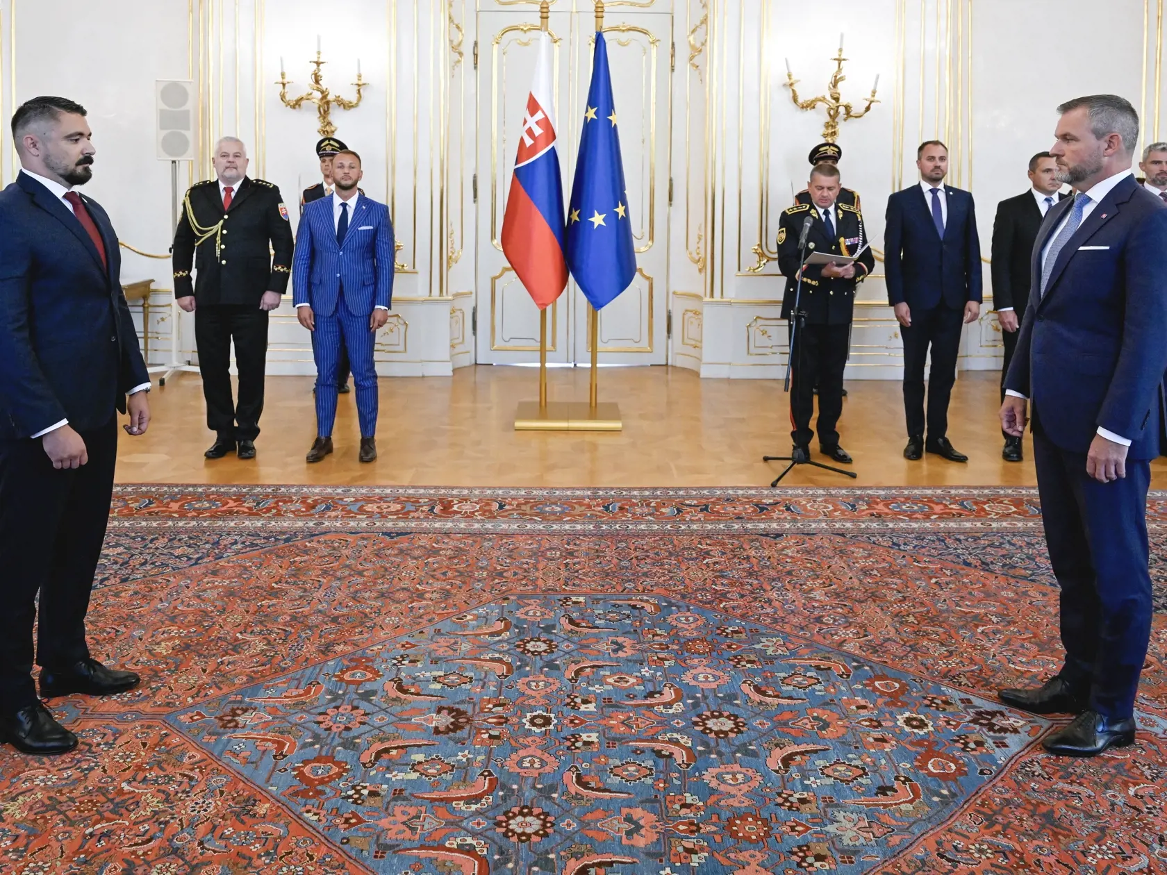 Na snímke prezident SR Peter Pellegrini (vpravo), ktorý vymenoval Pavla Gašpara (vľavo) za riaditeľa Slovenskej informačnej služby (SIS) v Prezidentskom paláci v Bratislave v pondelok 26. augusta 2024. Riaditeľa SIS vymenúva prezident na základe návrhu vlády. Gašparovu nomináciu na tento post odsúhlasila vláda vo februári. Bývalá hlava štátu Zuzana Čaputová prenechala menovanie nového riaditeľa tajnej služby na svojho nástupcu. Pavol Gašpar bol doteraz námestníkom riaditeľa spravodajskej služby.
