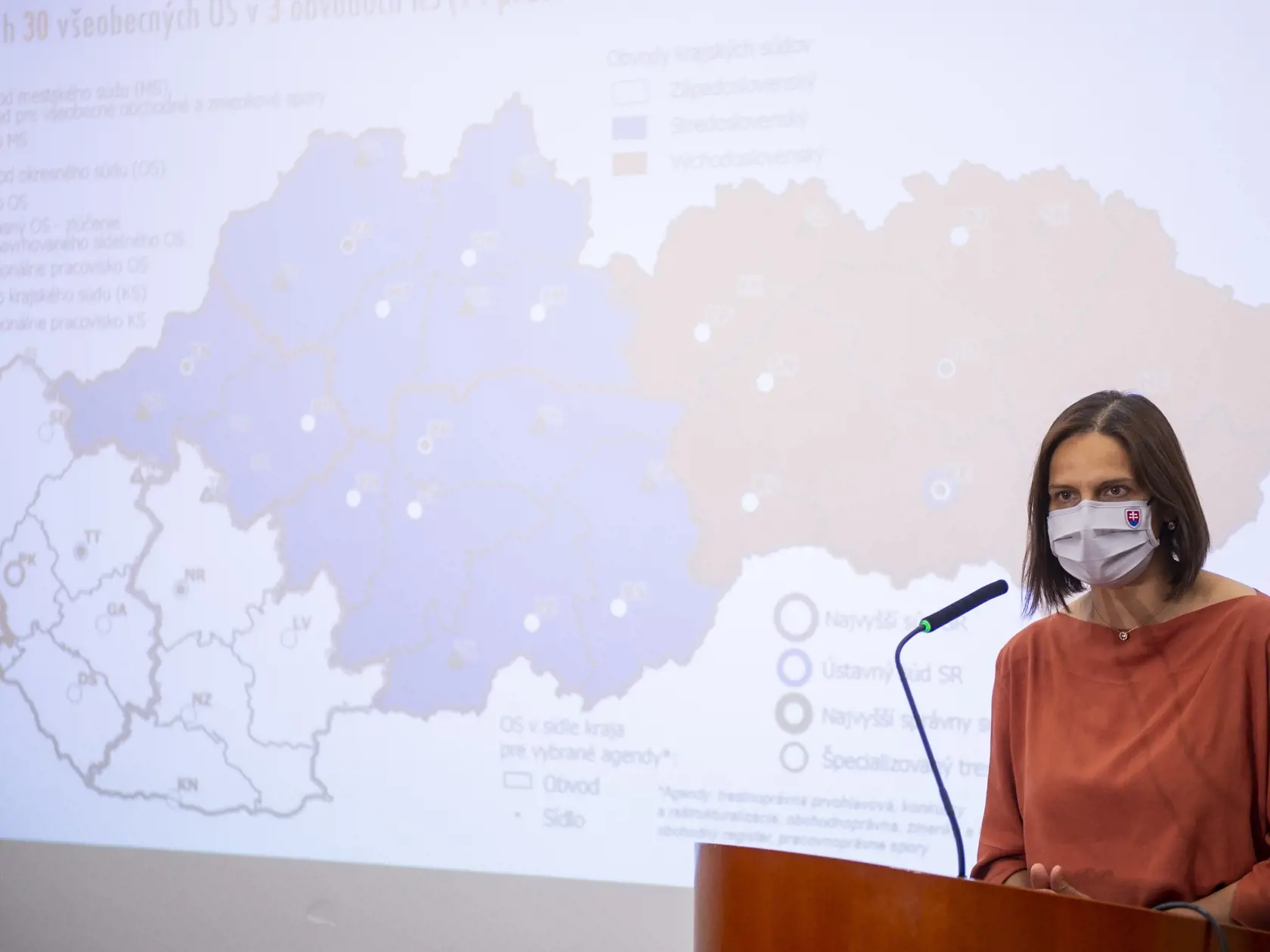 Na snímke ministerka spravodlivosti SR Mária Kolíková počas tlačovej konferencie na tému: Na ceste k novej súdnej mape MS SR naďalej pozorne počúva, diskutuje a vyhodnocuje podnety a pripomienky 22. októbra 2021 v Bratislave. FOTO TASR - Jakub Kotian