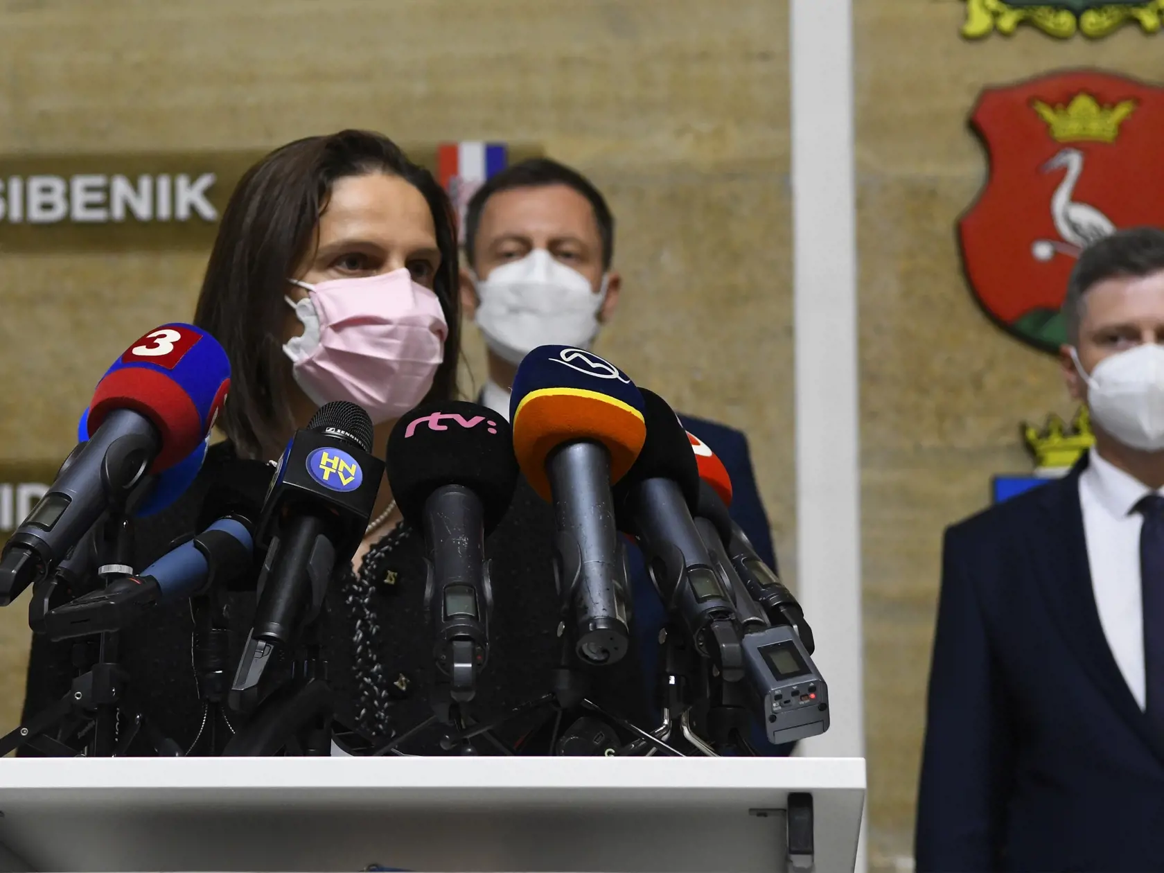 Na snímke vľavo ministerka spravodlivosti SR Mária Kolíková, uprostred v pozadí predseda vlády SR Eduard Heger a vpravo primátor mesta Humenné Miloš Meričko počas tlačovej konferencie v priestoroch mestského úradu v Humennom  2. novembra 2021. FOTO TASR - Milan Kapusta