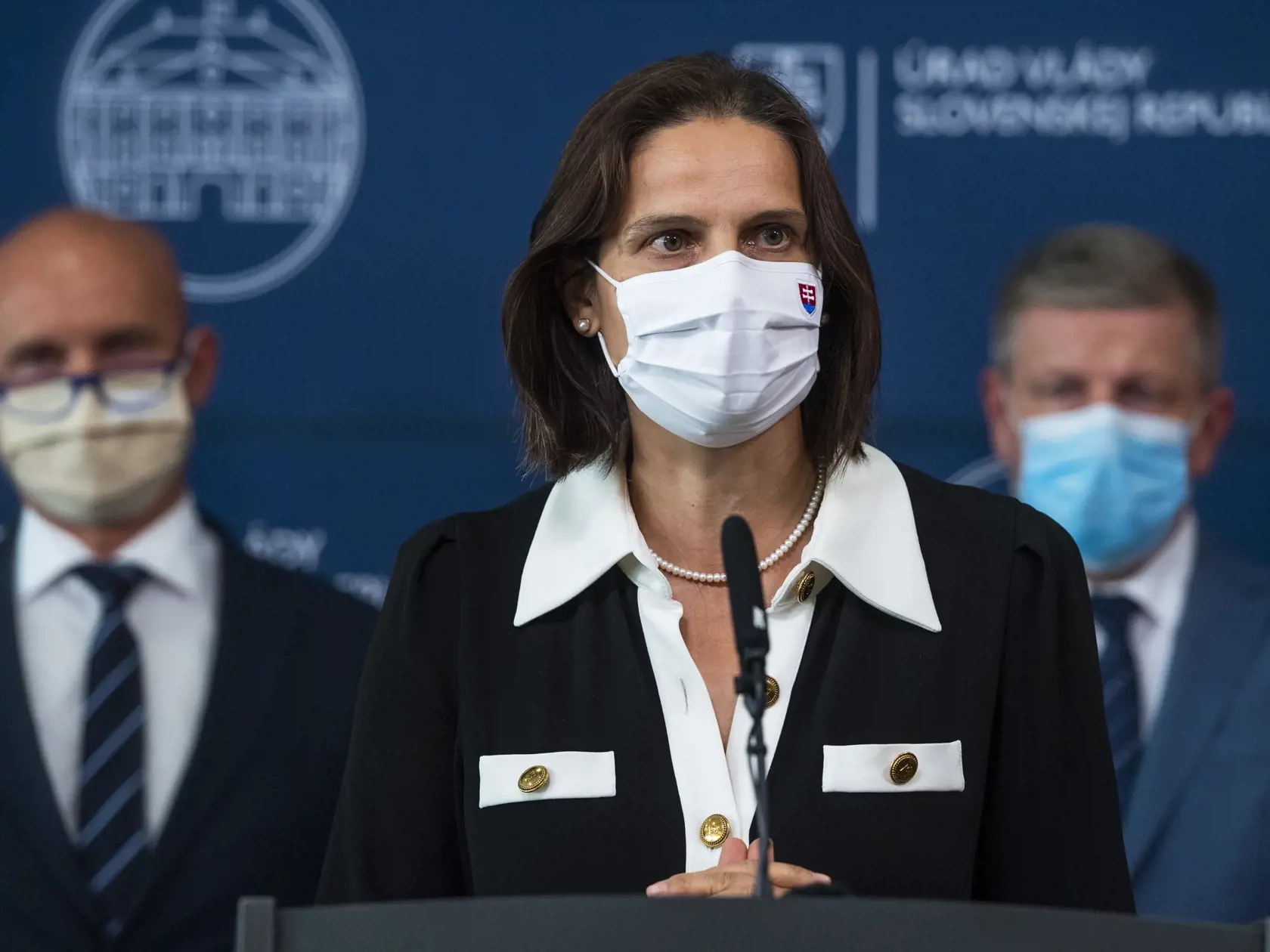 Na snímke zľava minister školstva, vedy, výskumu a športu SR Branislav Gröhling (SAS), ministerka spravodlivosti SR Mária Kolíková a minister zdravotníctva SR Vladimír Lengvarský (nominant OĽaNO) počas tlačovej konferencie k plánu obnovy a reformnej jeseni v Bratislave 4. októbra 2021. FOTO TASR - Jaroslav Novák