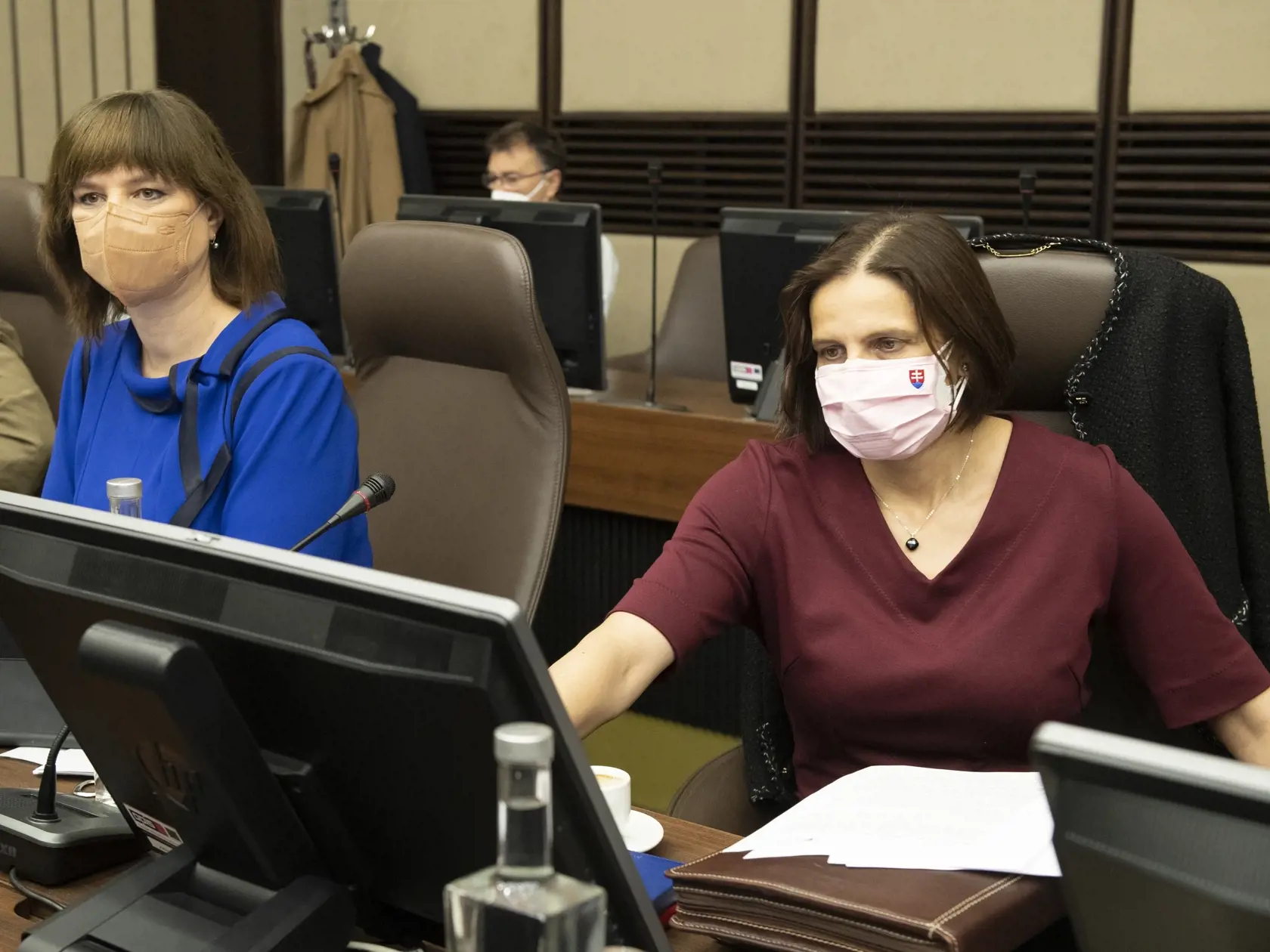 Na snímke vpravo ministerka spravodlivosti SR Mária Kolíková a vľavo podpredsedníčka vlády a ministerka investícií, regionálneho rozvoja a informatizácie SR Veronika Remišová počas 44. rokovania vlády SR 1. decembra 2021 v Bratislave. FOTO TASR - Pavel Neubauer