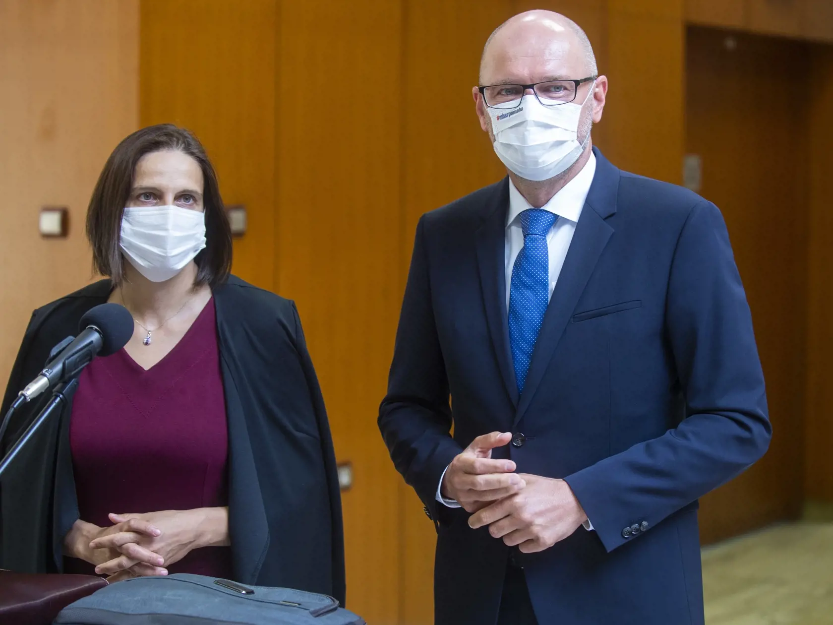 Na snímke zľava ministerka spravodlivosti SR Mária Kolíková (Za ľudí) a minister hospodárstva SR Richard Sulík (SaS) pred rokovaním 29. schôdze vlády SR 8. septembra 2021 v Bratislave. FOTO TASR - Jakub Kotian