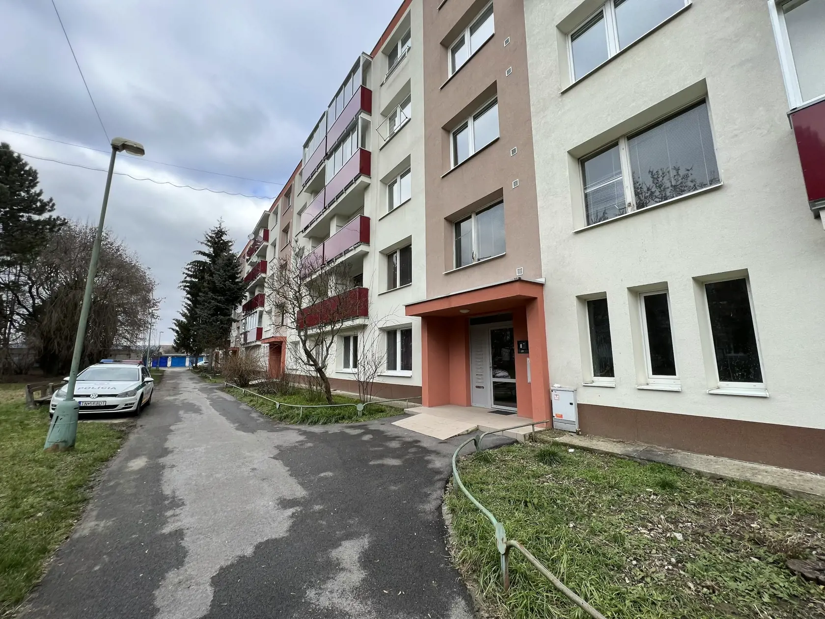 K tragédii došlo v tomto bytovom dome na 1. poschodí.