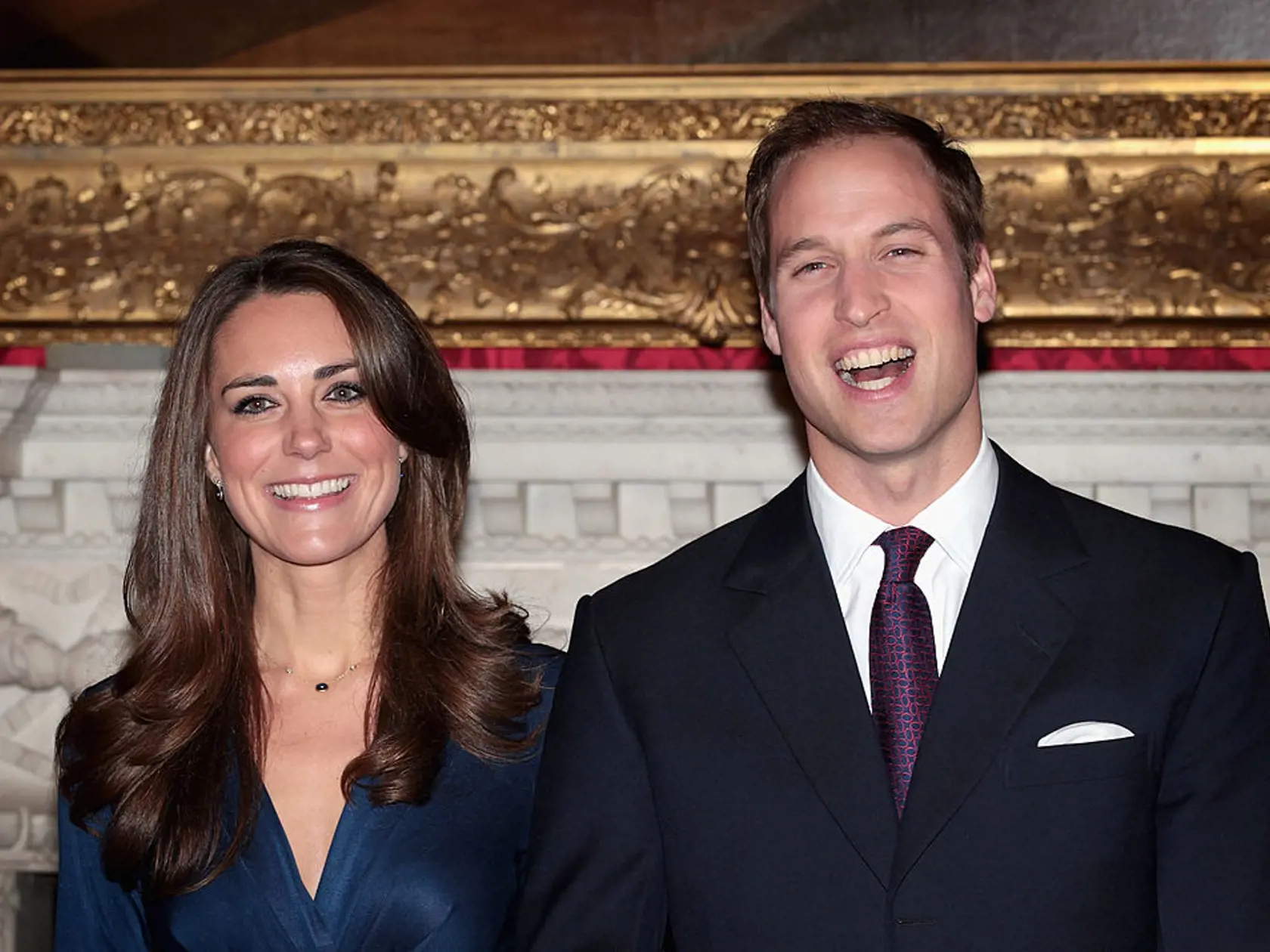 Kate a William v roku 2010 pri oznámení zásnub.
