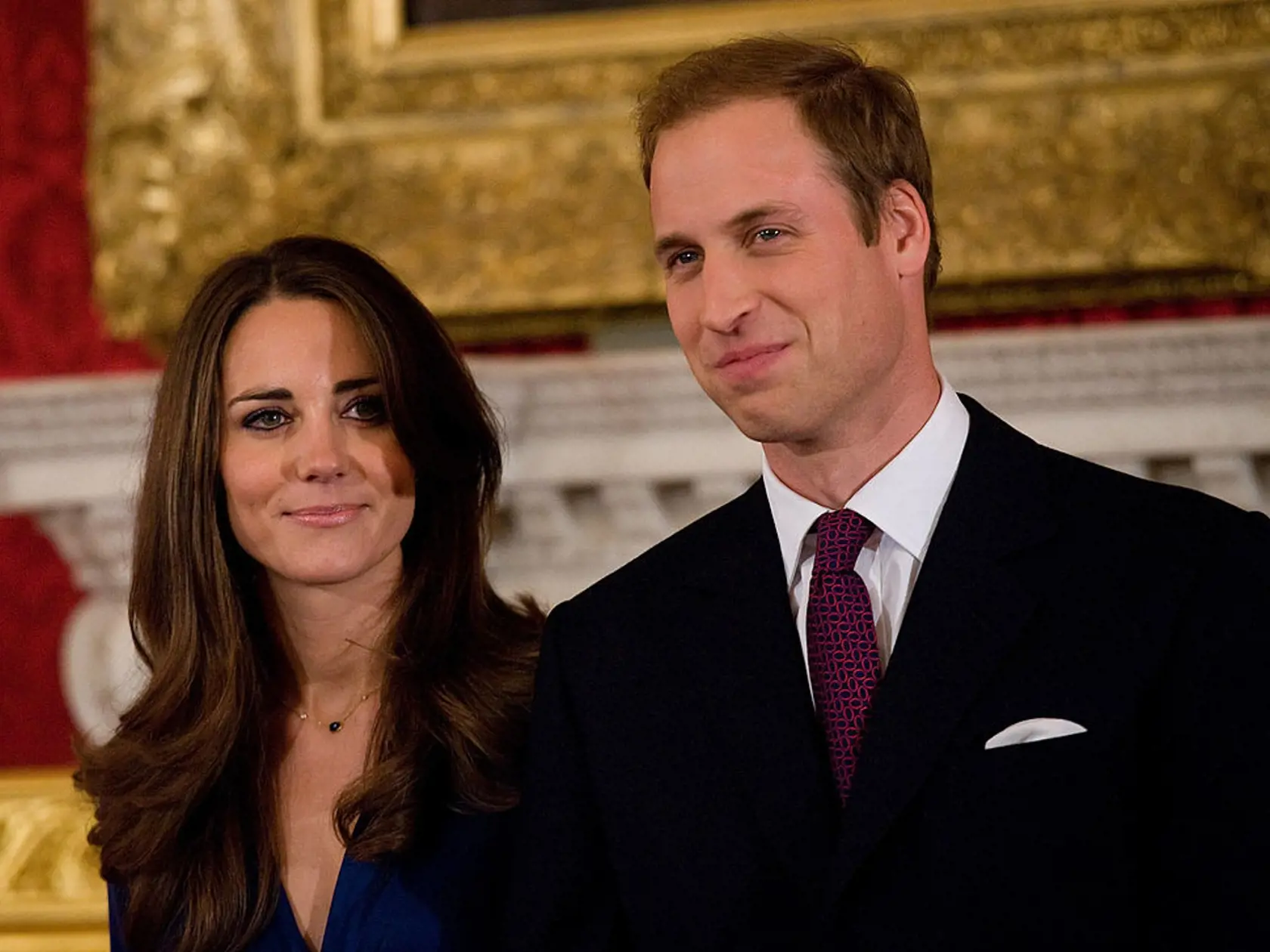 Kate a William v roku 2010 pri oznámení zásnub.