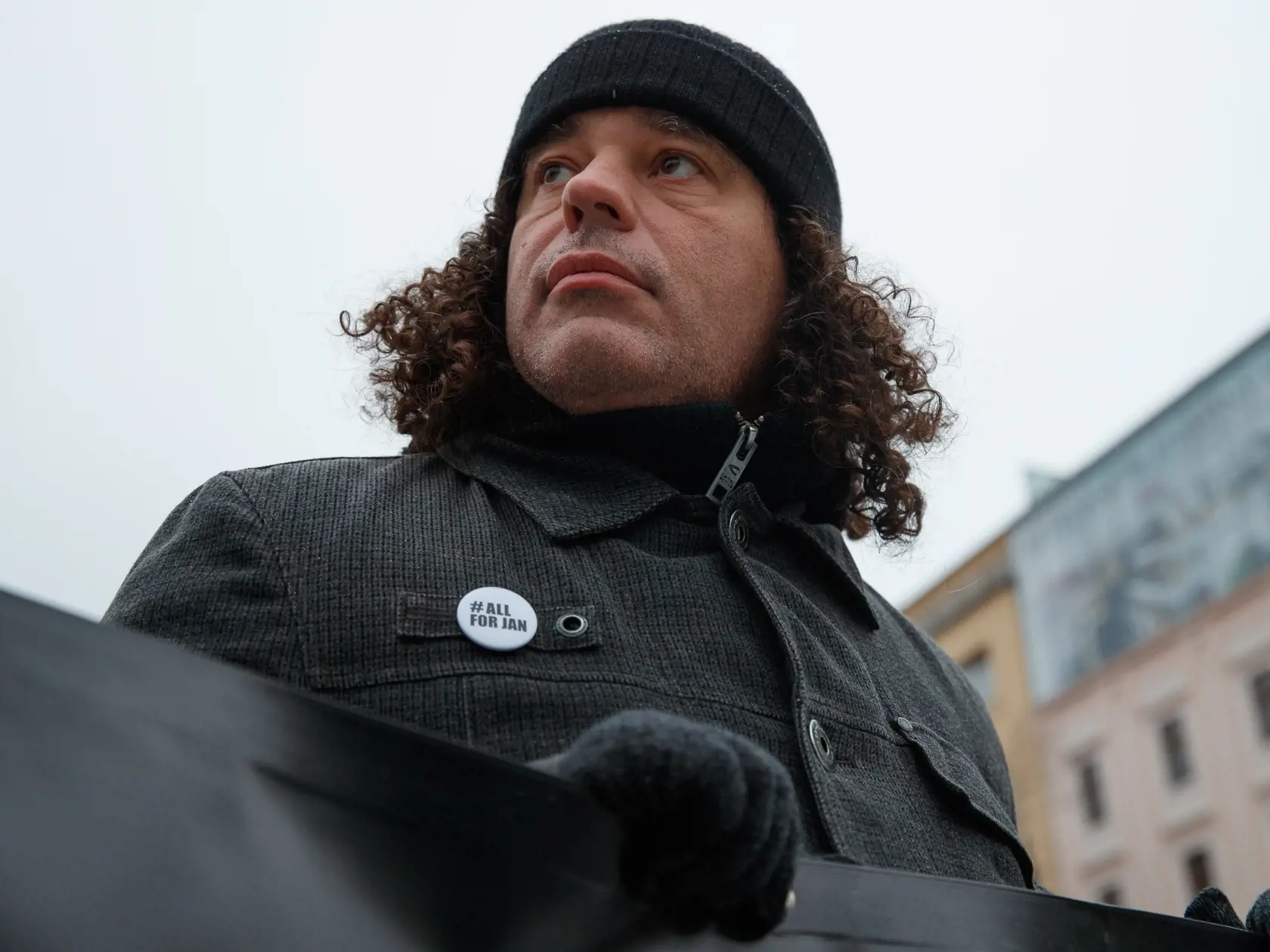 V Bratislave sa uskutočnil apolitický spomienkový pochod za zavraždeného investigatívneho novinára Jána Kuciaka a jeho priateľku Martinu Kušnírovú. Pochodu sa zúčastnilo niekoľko tisíc ľudí. Medzi nimi aj množstvo známych osobností. Pochody s rovnakým posolstvom absolvovala v tom istom čase verejnosť v ďalších približne 20tich mestách po celom Slovensku. Na snímke je novinár Arpád Soltész.