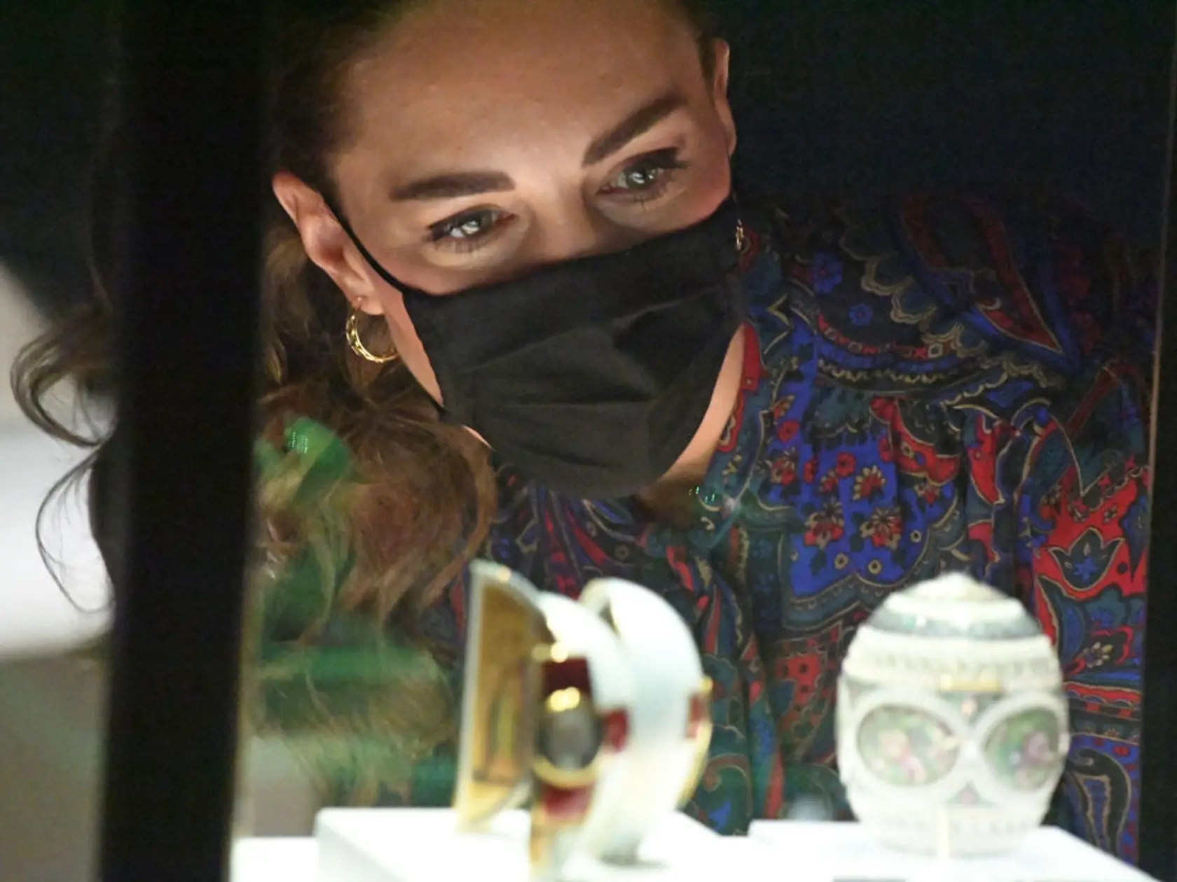 Vojvodkyňa Kate zavítala do londýnskeho múzea na výstavu s názvom Fabergé. Elegantné šaty tentoraz vymenila za outfit, v ktorom vyzerala, ako by sa vrátila v čase.