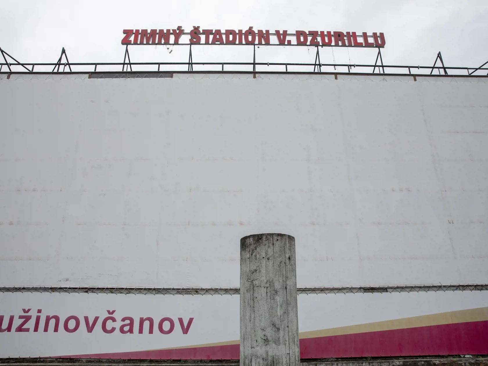 Zimný štadión Vladimíra Dzurilu v Ružinove má ustúpiť plánovanej výstavbe novej národnej nemocnice.
