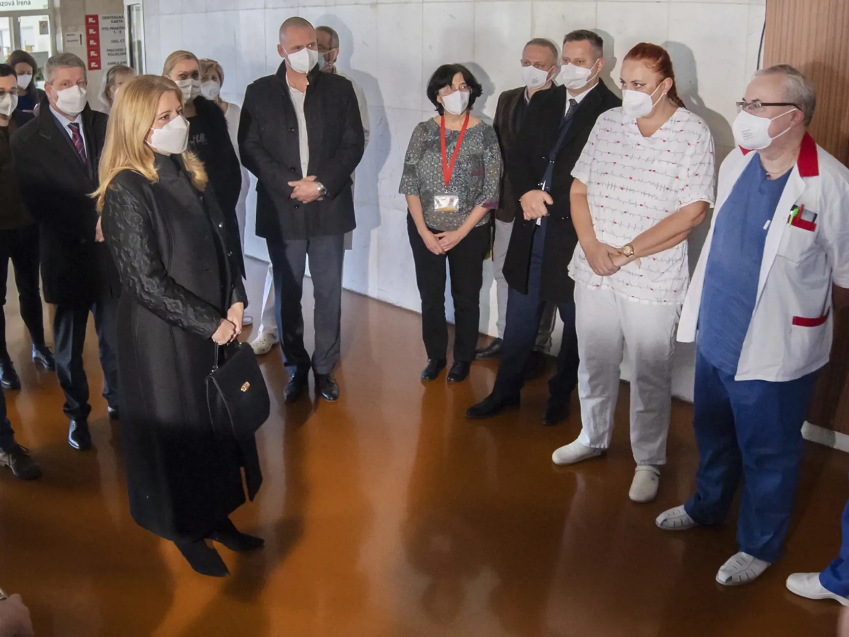 Na snímke vľavo v popredí prezidentka SR Zuzana Čaputová a vľavo v pozadí minister zdravotníctva SR Vladimír Lengvarský sa rozprávajú s lekármi a zdravotnými sestrami počas návštevy Nemocnice Ružinov, kde sa boli pozrieť na Oddelenie intenzívnej medicíny, 23. novembra 2021 v Bratislave.