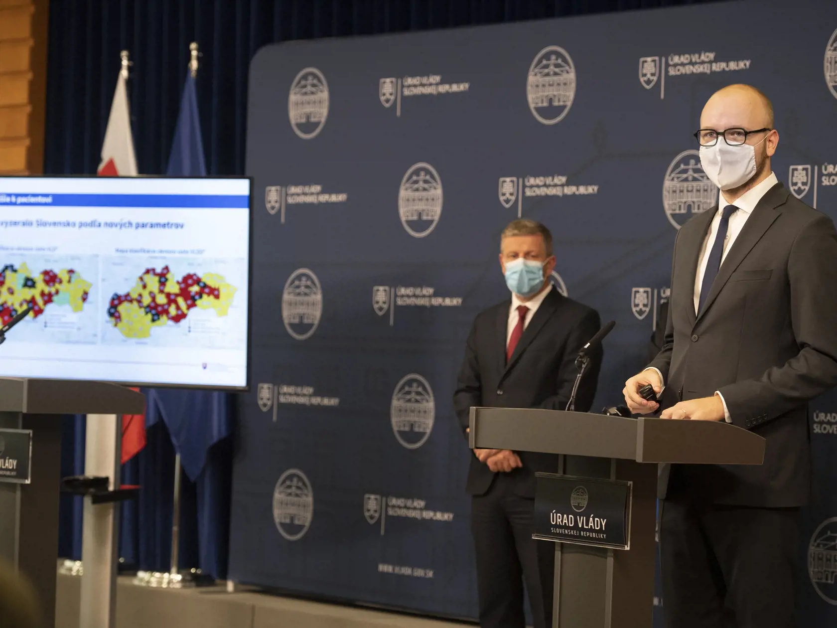 Na snímke vpravo generálny riaditeľ Sekcie reformnej agendy Oskar Dvořák a vľavo minister zdravotníctva Vladimír Lengvarský počas tlačovej konferencie k reforme nemocníc 29. septembra 2021 v Bratislave.