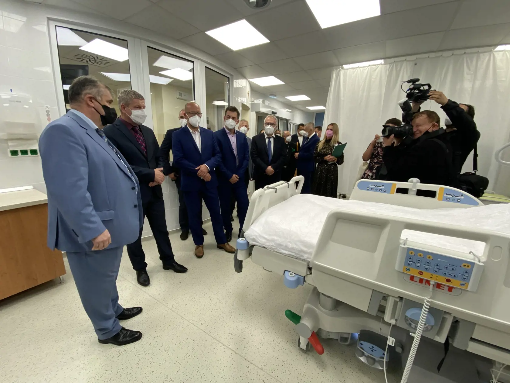 Na snímke zľava riaditeľ Nemocnice s poliklinikou sv. Jakuba v Bardejove Marián Petko, minister zdravotníctva SR Vladimír Lengvarský (nominant OĽaNO) a ďalší účastníci počas prehliadky nového oddelenia anesteziológie a intenzívnej medicíny v Nemocnici s poliklinikou sv. Jakuba 17. septembra 2021 v Bardejove.