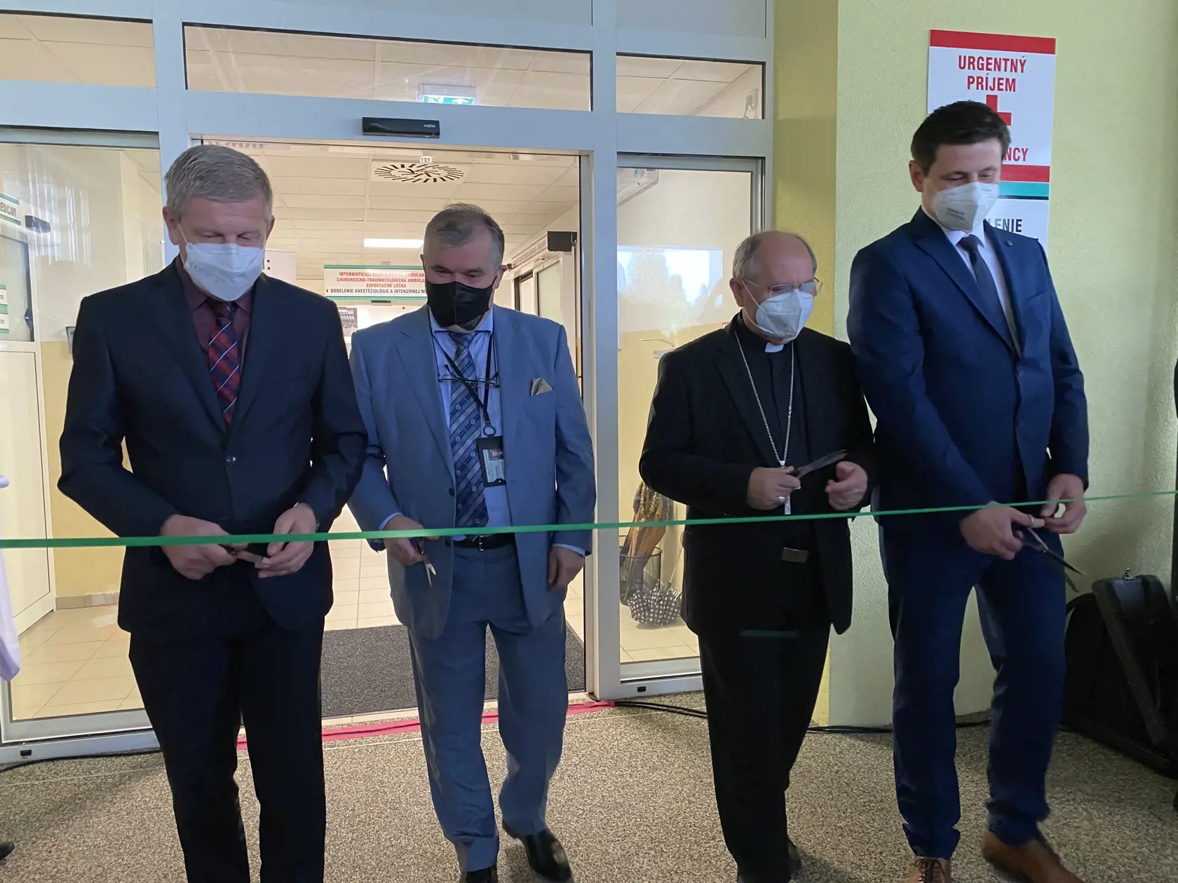 Na snímke zľava minister zdravotníctva SR Vladimír Lengvarský (nominant OĽANO), riaditeľ Nemocnice s poliklinikou sv. Jakuba v Bardejove Marián Petko, košický rímskokatolícky arcibiskup Bernard Bober a predseda správnej rady Bardejovskej nemocncie Milan Brdárský počas otvorenia nového traktu urgentnej medicíny v Bardejovskej nemocnici 17. septembra 2021 v Bardejove.