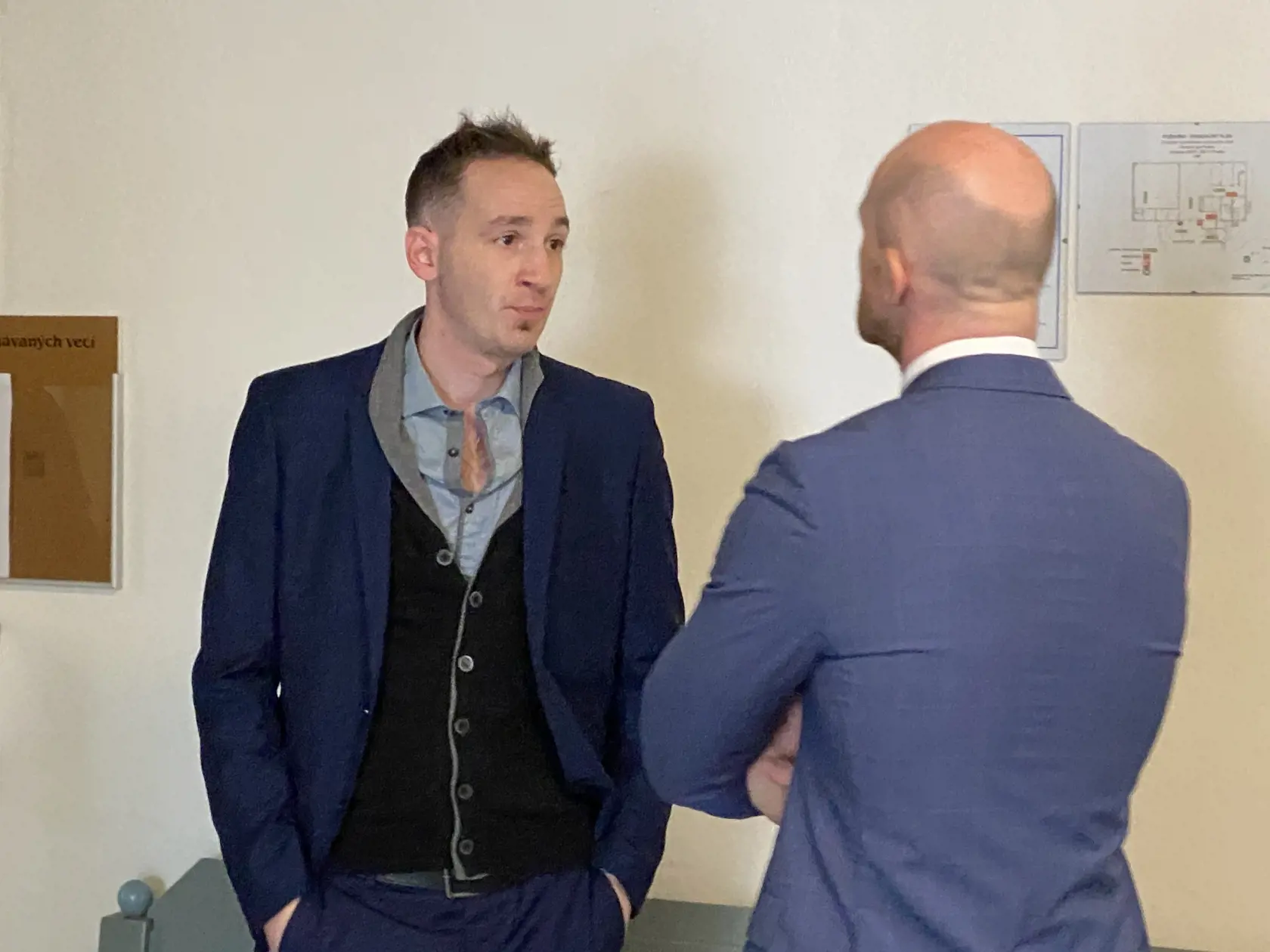 Obžalovaný príležitostný herec Martin Durkáč na chodbe súdu so svojim obhajcom.
