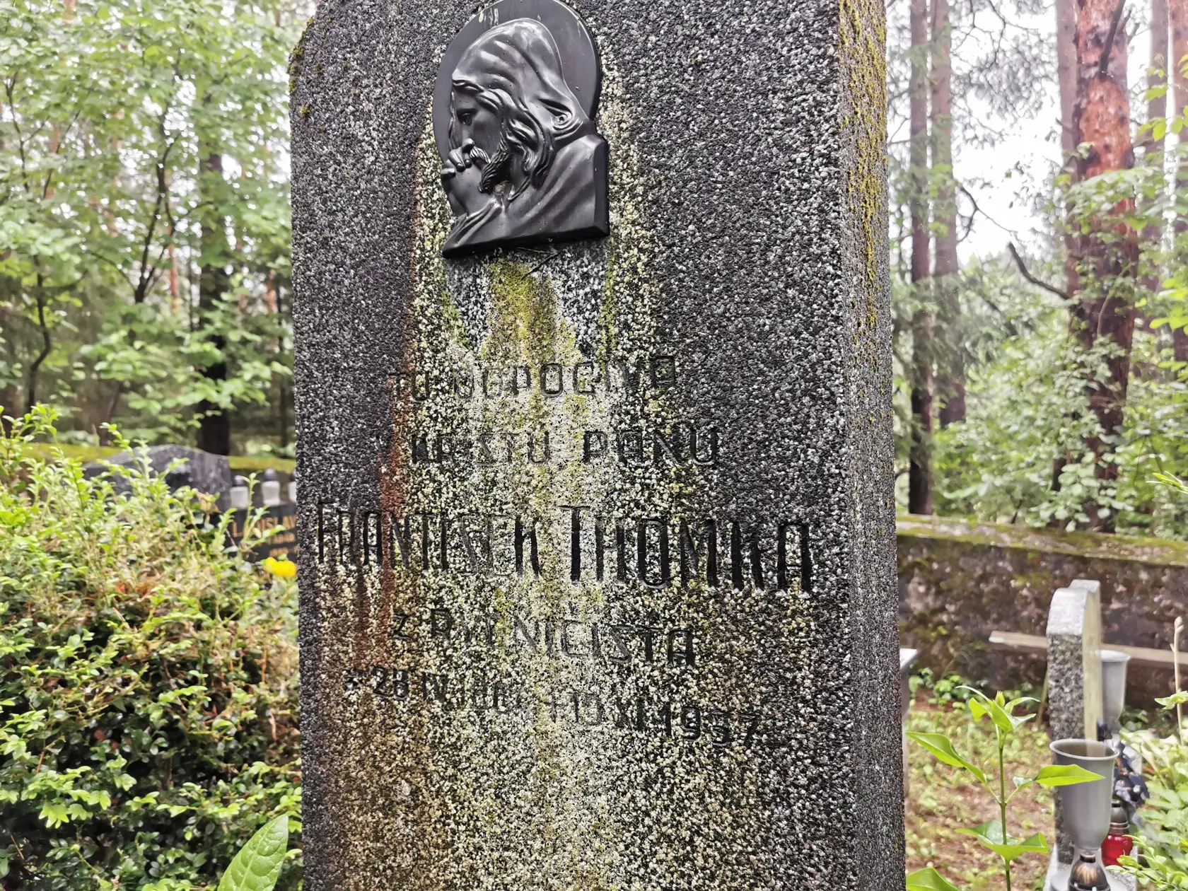 F. Zvarík pochádzal zo zemianskej rodiny Thomkovcov a preto si prial byť pochovaný na rodinnom cintoríne vo Folkušovej.