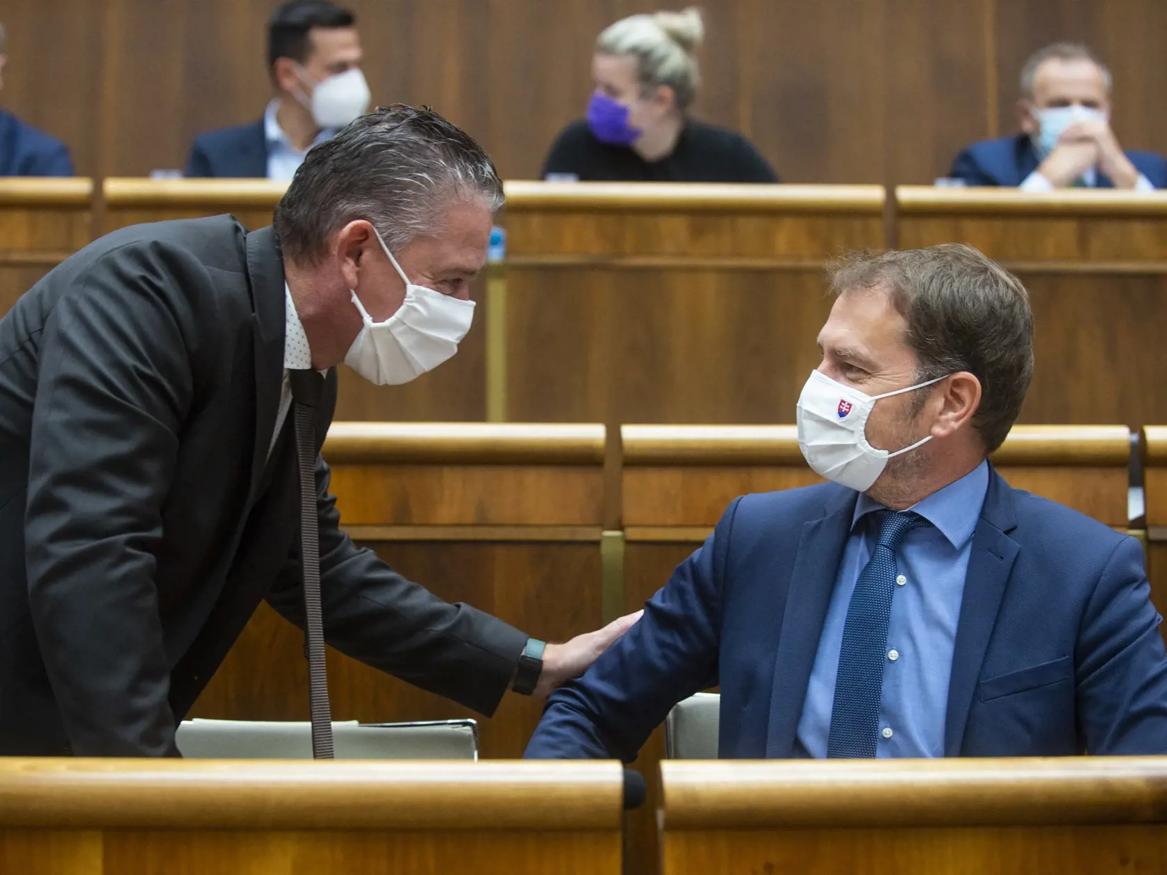 Na snímke zľava minister vnútra SR Roman Mikulec a minister financií SR Igor Matovič (obaja OĽaNO) počas hlasovania o vyslovení nedôvery šéfovi rezortu vnútra na zasadnutí 40. schôdze Národnej rady SR v Bratislave v piatok 24. septembra 2021.