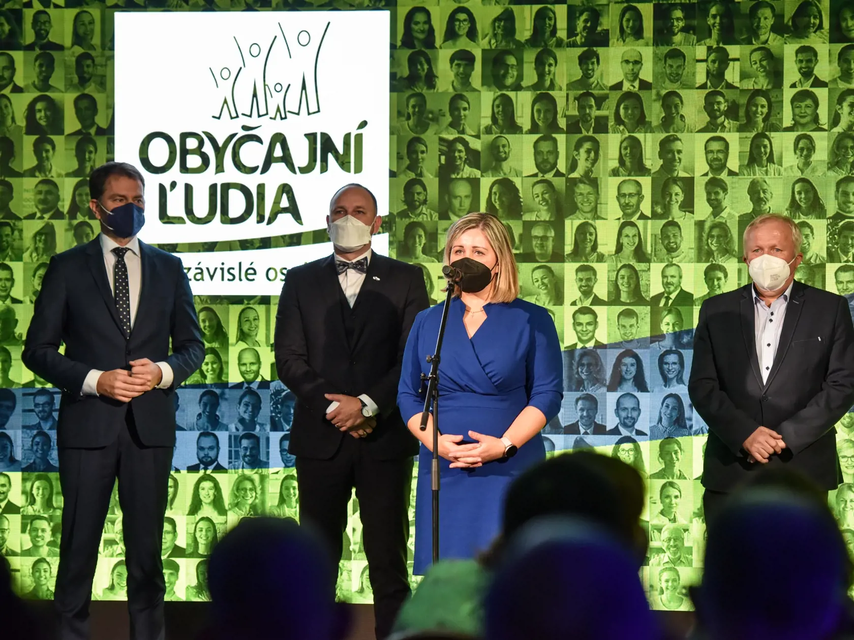 Na snímke zľava predseda hnutia Obyčajní ľudia a nezávislé osobnosti (OĽaNO) a podpredseda vlády a minister financií SR Igor Matovič, predseda Trnavského samosprávneho kraja Jozef Viskupič, predsedníčka Žilinského samosprávneho kraja Erika Jurinová a bývalý poslanec NR SR Martin Fecko  počas snemu hnutia Obyčajní ľudia a nezávislé osobnosti (OĽaNO) pri príležitosti 10. výročia vzniku hnutia, 17. novembra 2021 v Bratislave.
