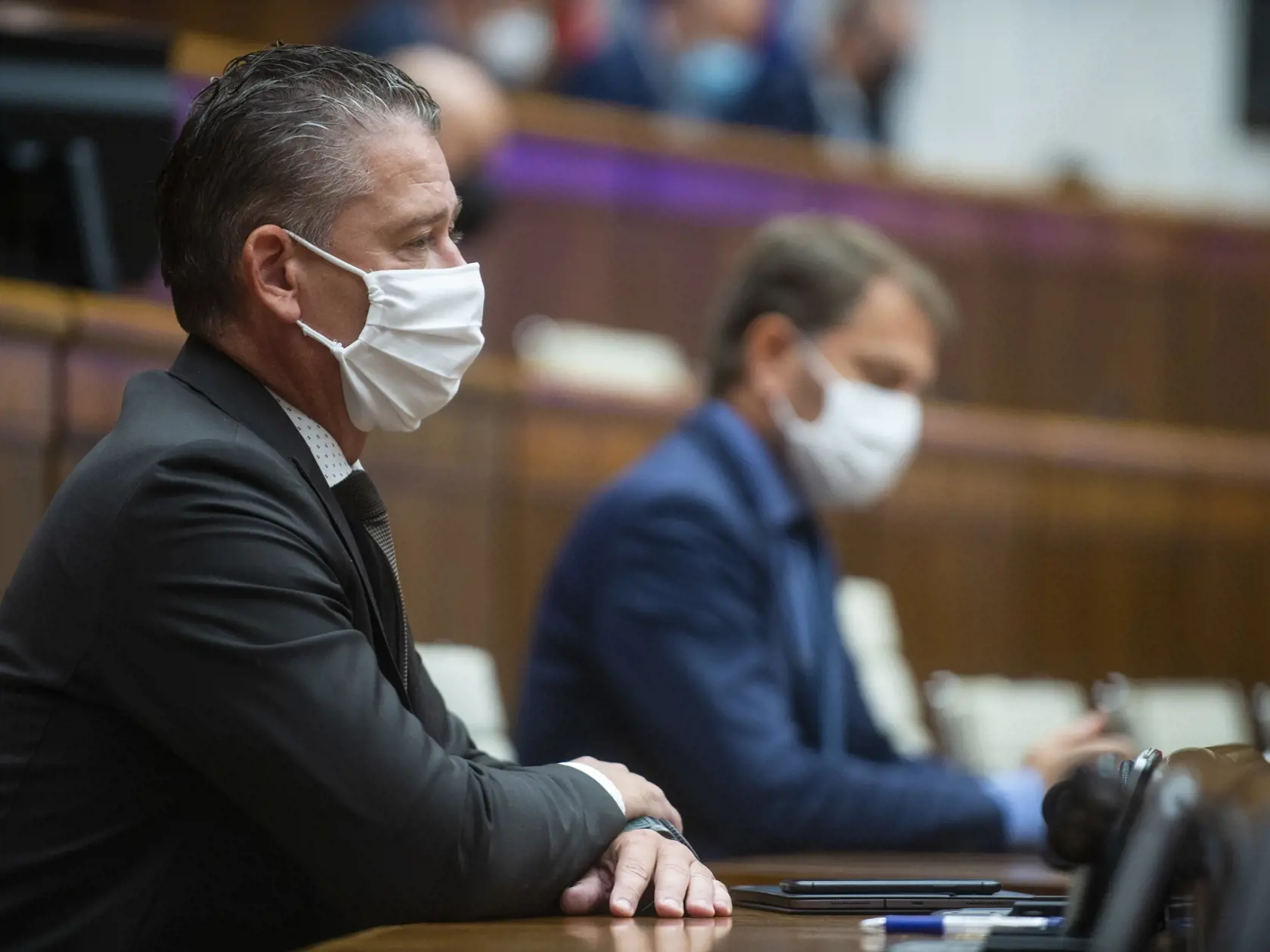 Na snímke zľava minister vnútra SR Roman Mikulec a minister financií SR Igor Matovič (obaja OĽaNO) počas hlasovania o vyslovení nedôvery šéfovi rezortu vnútra na zasadnutí 40. schôdze Národnej rady SR v Bratislave v piatok 24. septembra 2021.