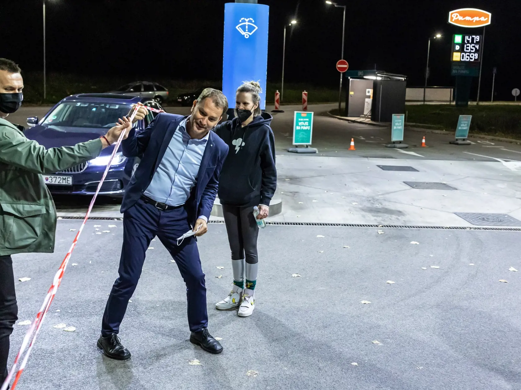Na snímke je minister financii Igor Matovič ako prichádza na natáčanie slovenského seriálu Pumpa.